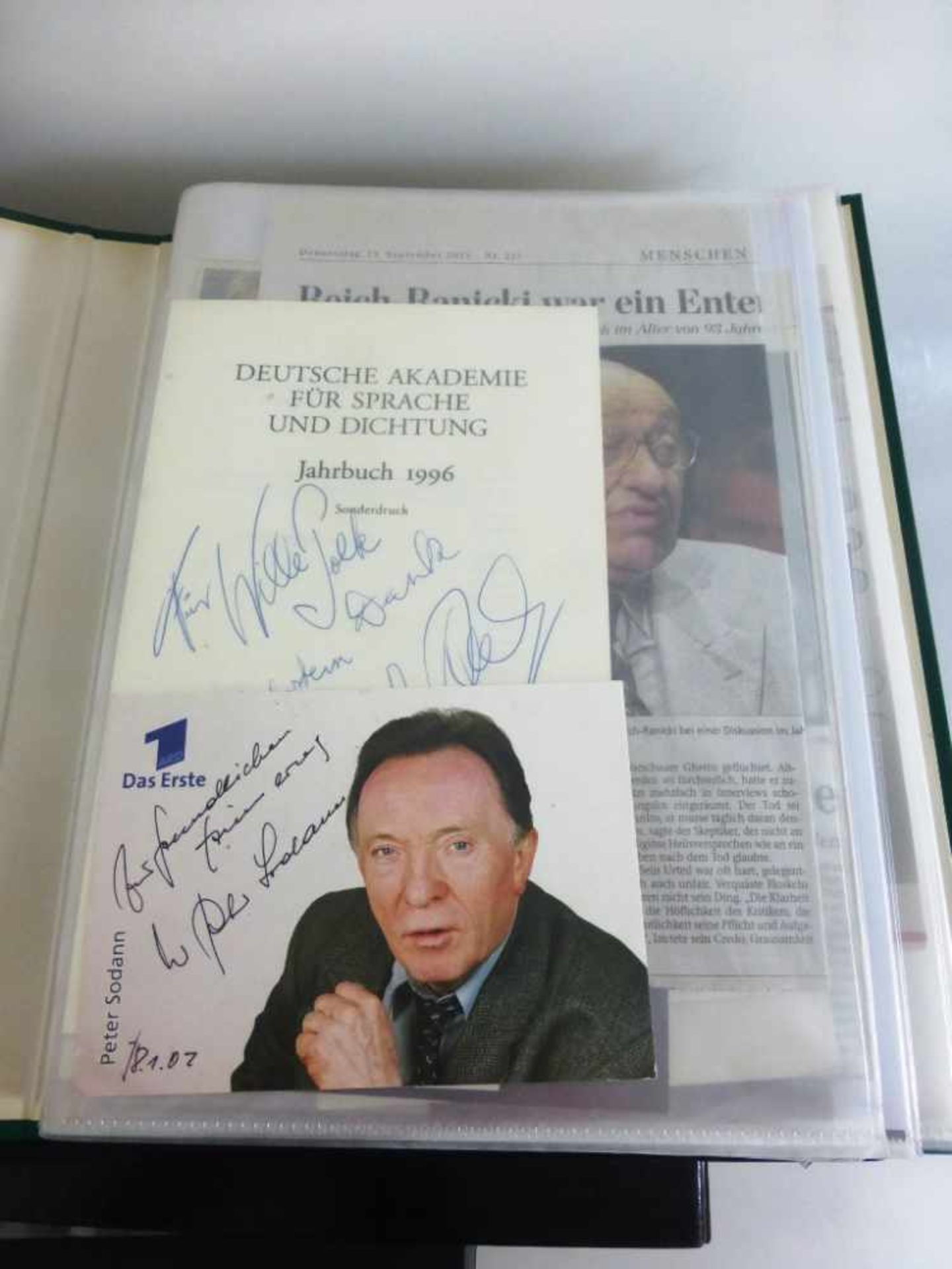 Große umfangreiche Sammlung Autogramme / Autographen, u.a. Sport, Film, Politik, tlw. - Bild 2 aus 2