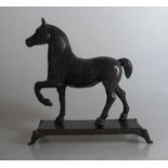 Tierskulptur, Pferd auf rechteckigem Sockel, Zinkguss bronziert, h. 24,5cm- - -18.00 % buyer's