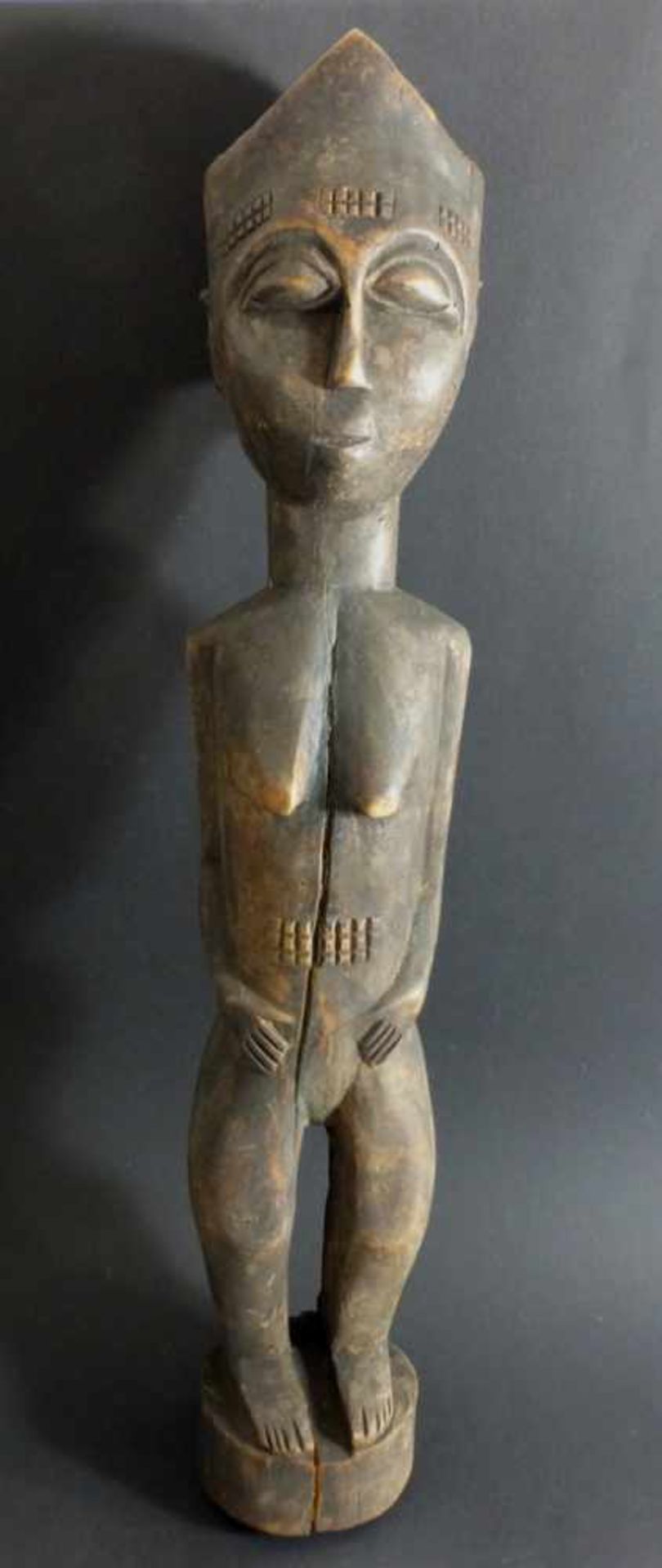 Afrika - Elfenbeinküste, stehende weibliche Figur der Baule, Holz geschnitzt, h. 52cm- - -18.00 %
