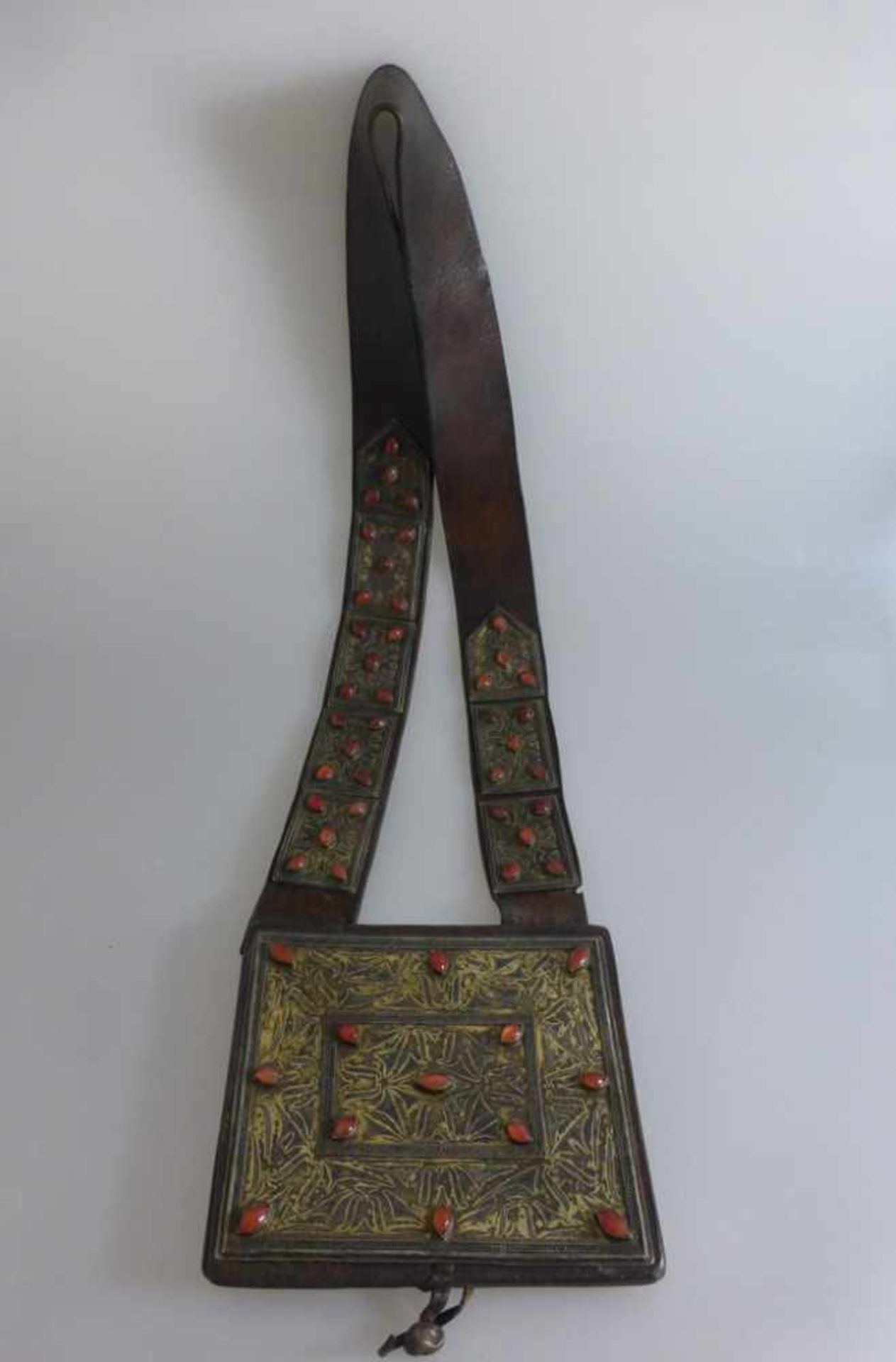 Tasche Tibet, Leder mit Messingbeschlägen und Halbedelsteinen besetzt, ca. 16cm x 15cm, l.60cm- - -