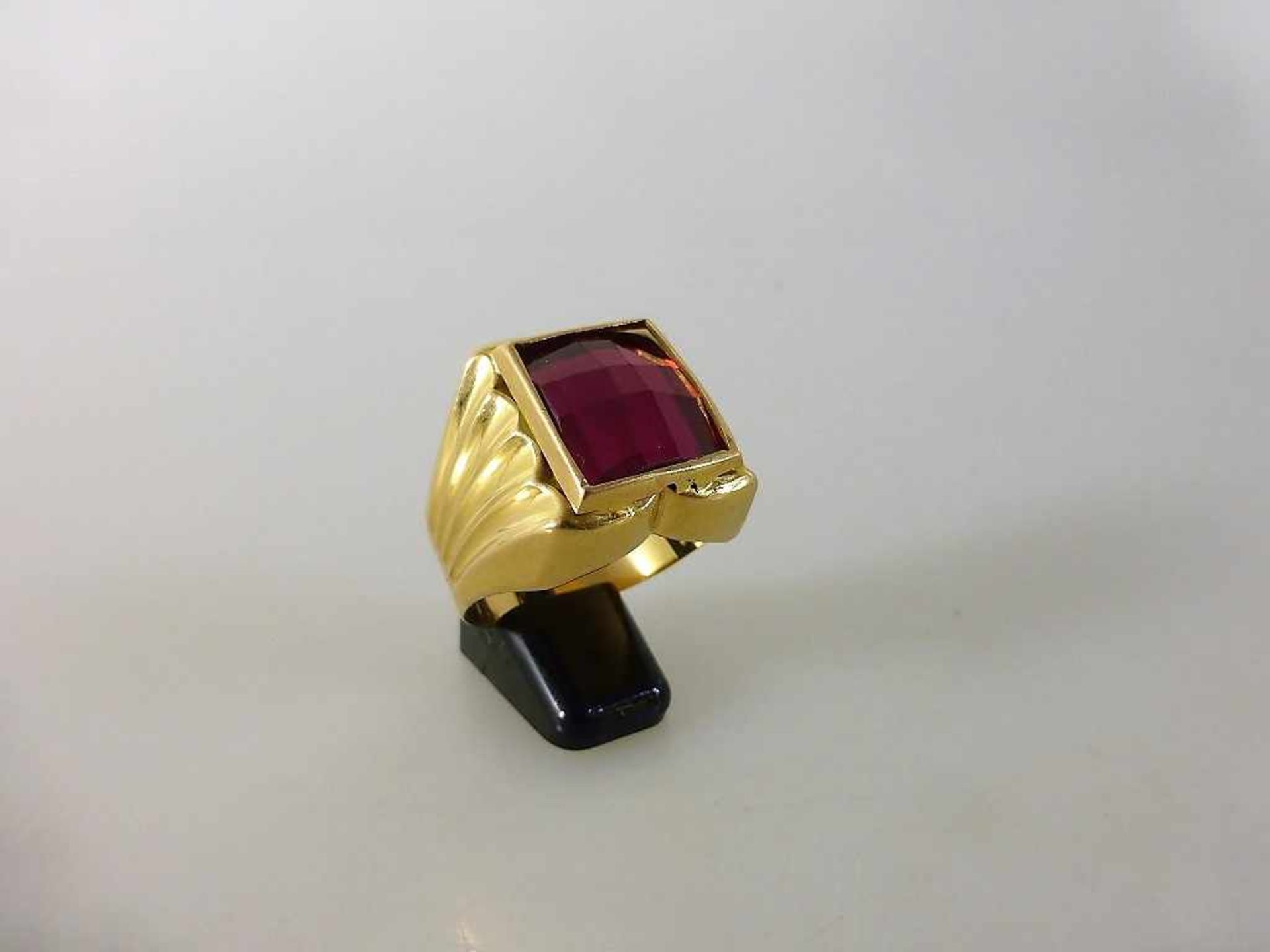 Goldring mit synthetischen facettierten Rubin, Gelbgold 750, breite Ringschiene, 12,3g.- - -18.