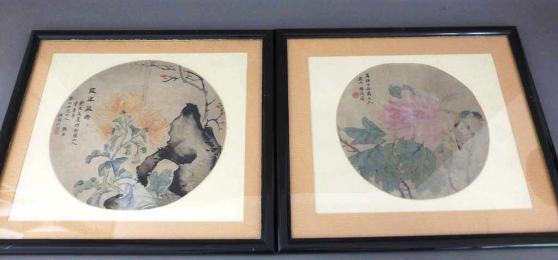 2 Zeichnungen, China, Aquarell auf Seide, Vogel- und Blumenmotive, jeweils sign., u.PPi.R. 43cm x