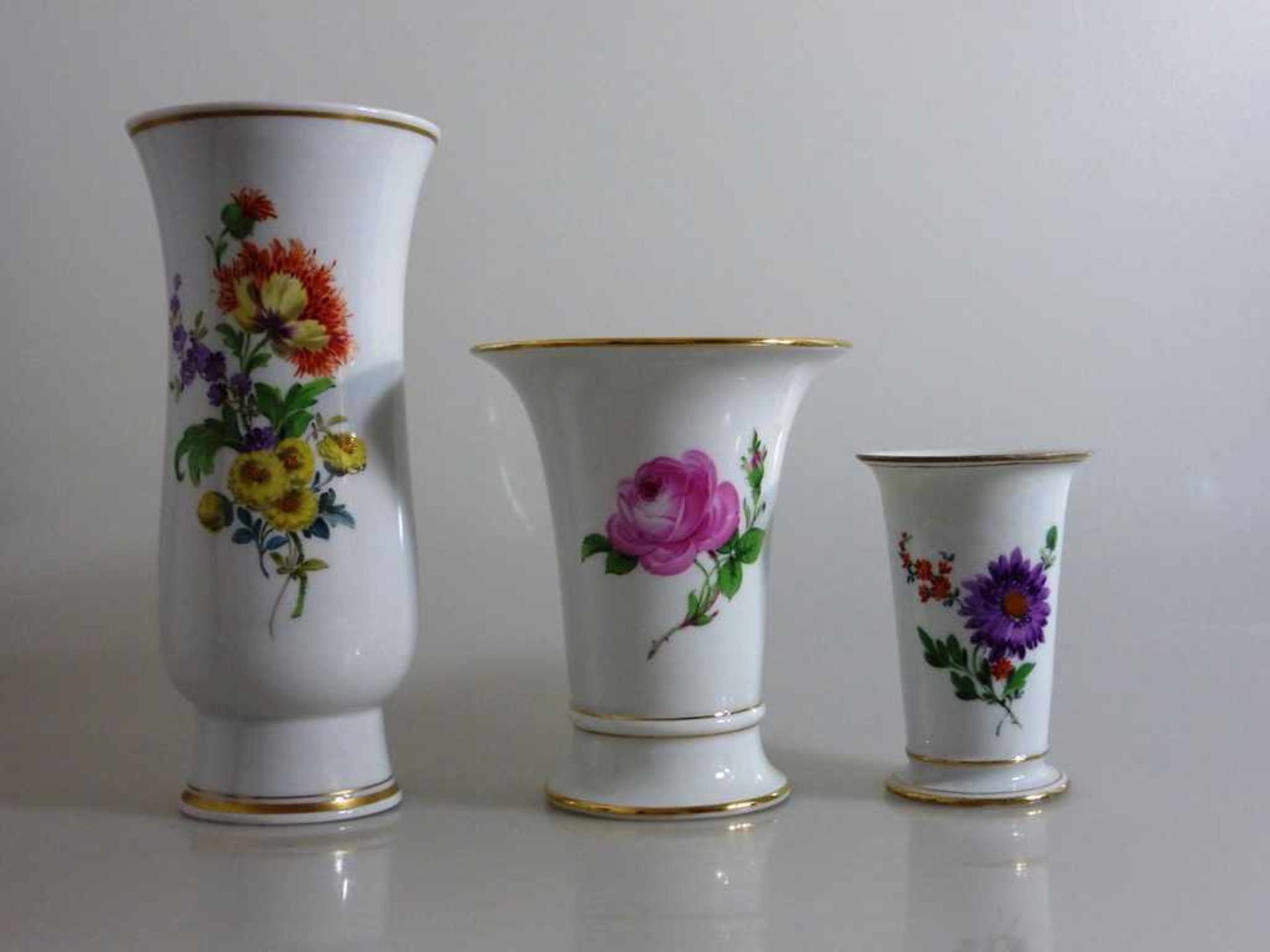 Meissen, Schwertermarke, 3 Blumenvasen mit polychromer Blumenmalerei, kleine Vase Marke1924 -