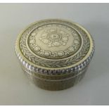 Runde Silberdose, Silber 800, fein ziseliert, innen vergoldet, d. 7cm, h. 3,5cm, 89g.- - -18.00 %