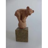 Kleine Tierskulptur, Bär auf Kugel, Ton, auf Marmorsockel, h. m. Sockel 13cm, dieDarstellung