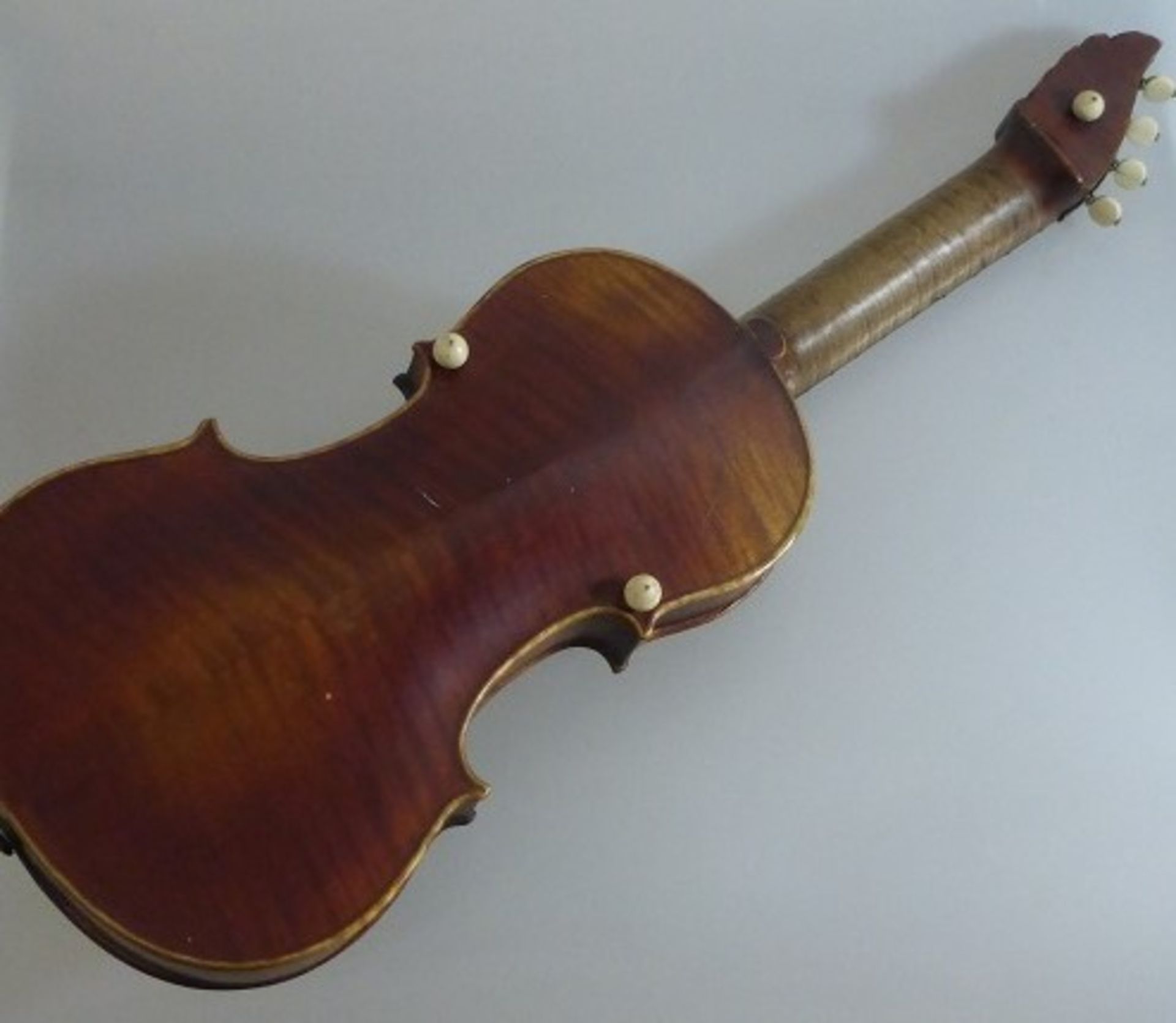 Musikinstrument - Geige, sog. Sitzgeige, Holzkorpus auf 3 Kugelfüßen, min. besch., l. 63cm- - -18.00 - Bild 3 aus 3