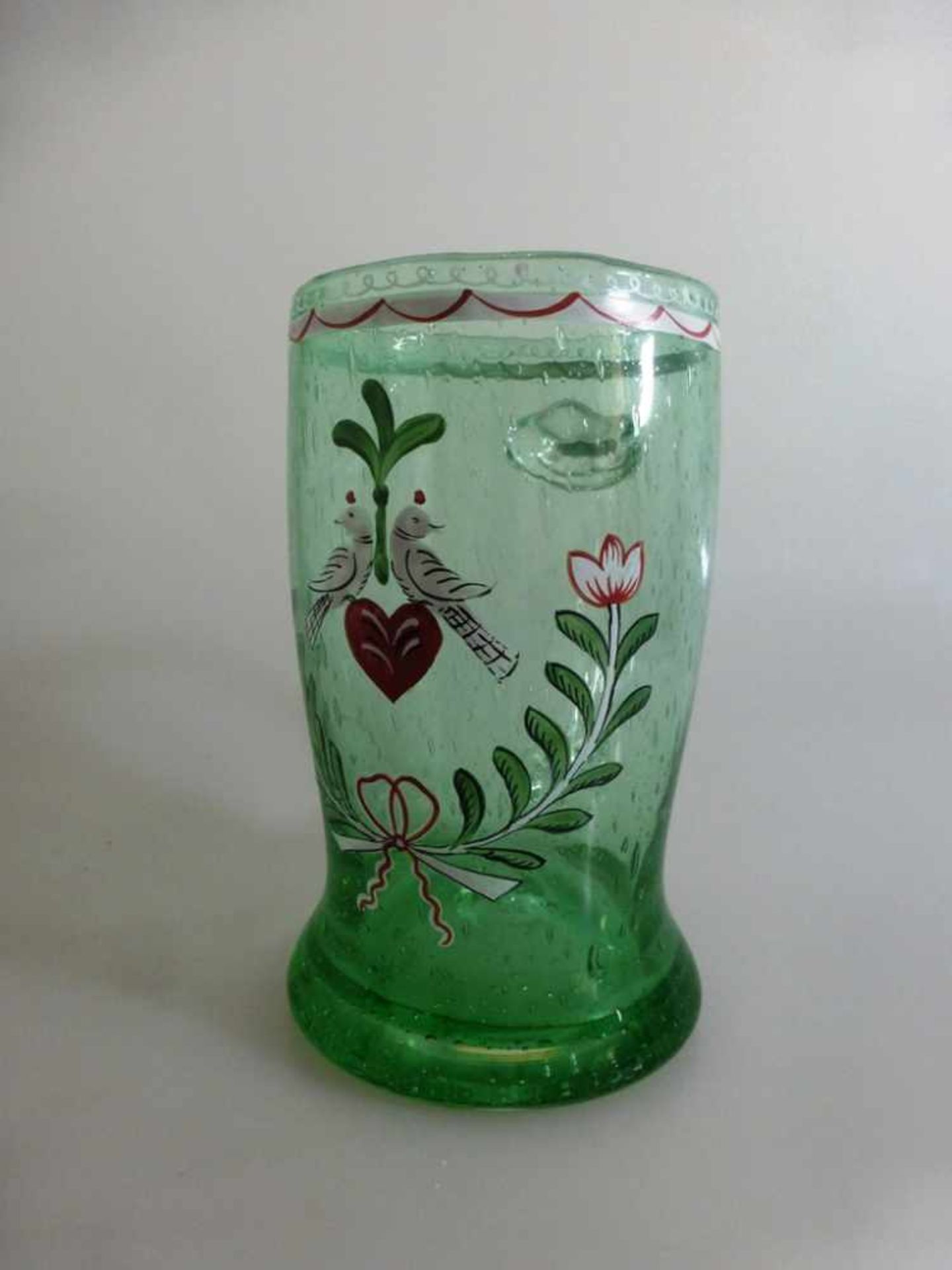 Hochzeitsbecher im Stil des 18.Jh., grünes Glas mit Emaillemalerei, 20.Jh, h. 16,5cm- - -18.00 %