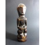 Afrika - Kongo, sitzende Figur der Lega, Holz geschnitzt, h. 21,5cm- - -18.00 % buyer's premium on