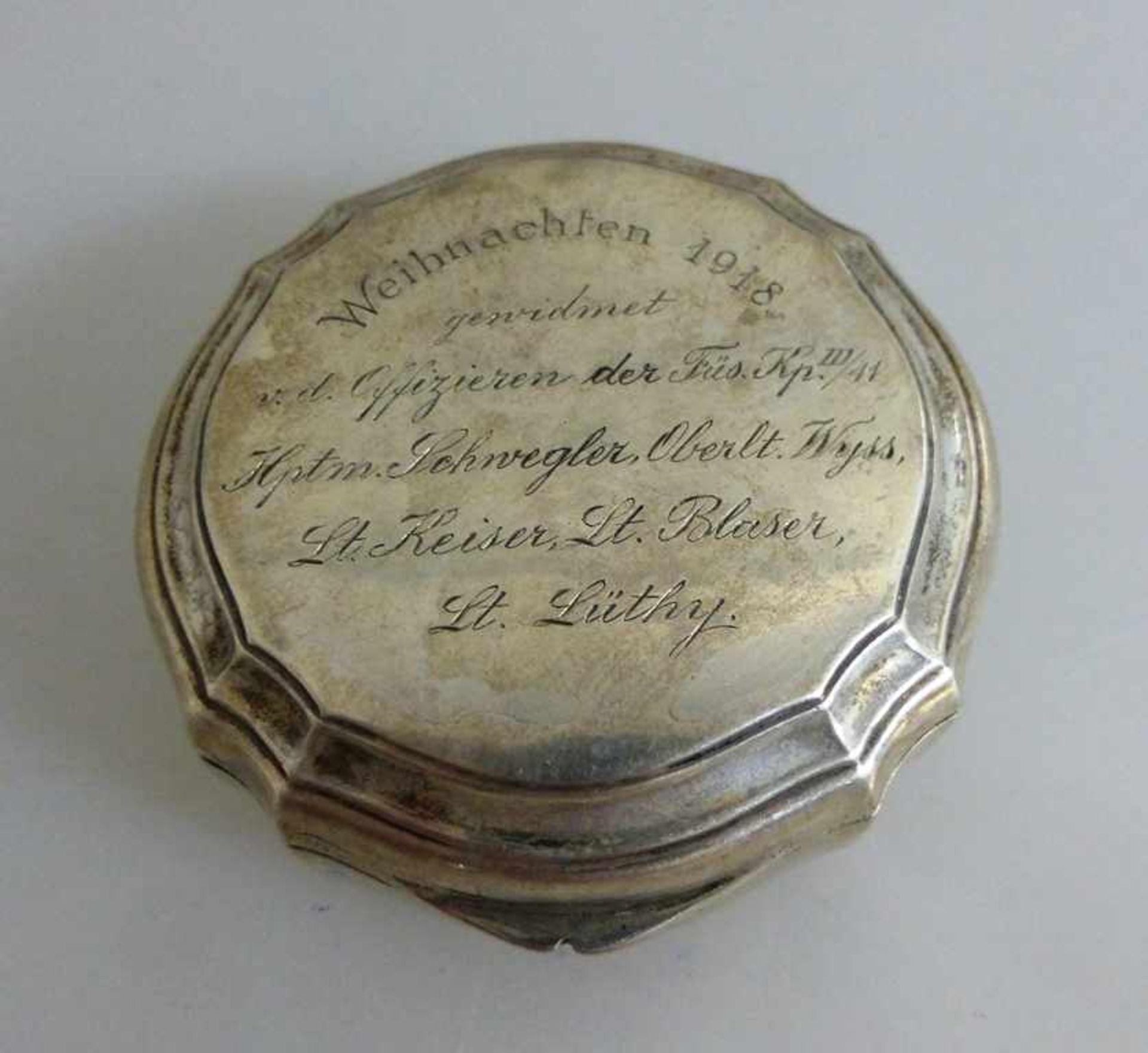 Kleine Deckeldose, Silber 800, Deckel bez.: "Weihnachten 1918 - gewidmet f. d. Offizierender Fus.Kp.