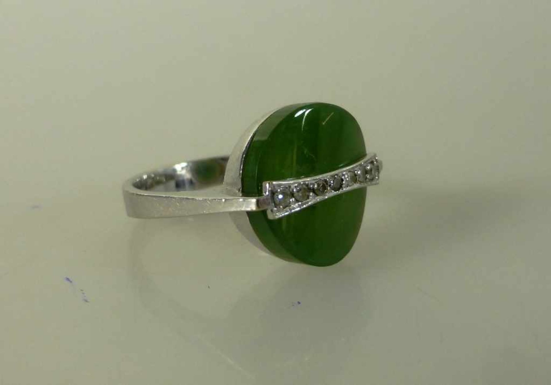 Damenring, Weißgold 585 mit Jade und 7 Diamanten, Ringkopf d. 14mm, RG 18mm, 5,1g.- - -18.00 %