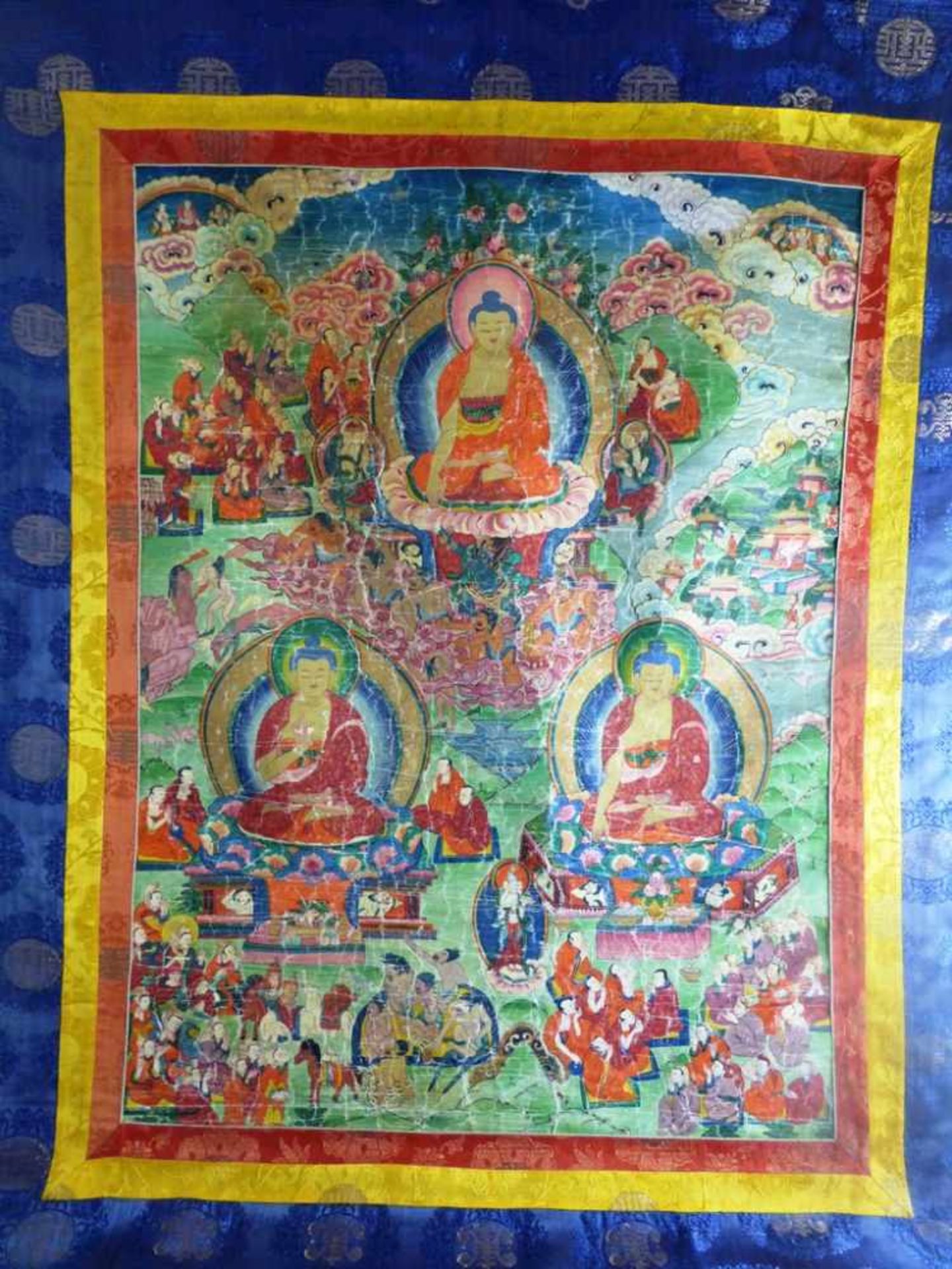 Thangka des Buddha Shakyamuni, Tibet um 1900, Gouache auf Stoff, in der Mitte drei