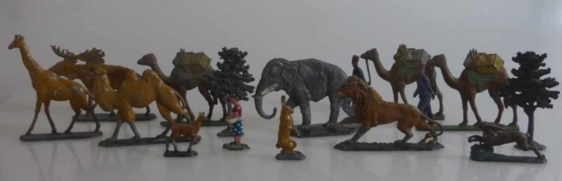 Bleifiguren um 1920, meist Tierdarstellungen wie Kamele, Elefant, Elch, Löwe u.a., insg.27 Figuren /