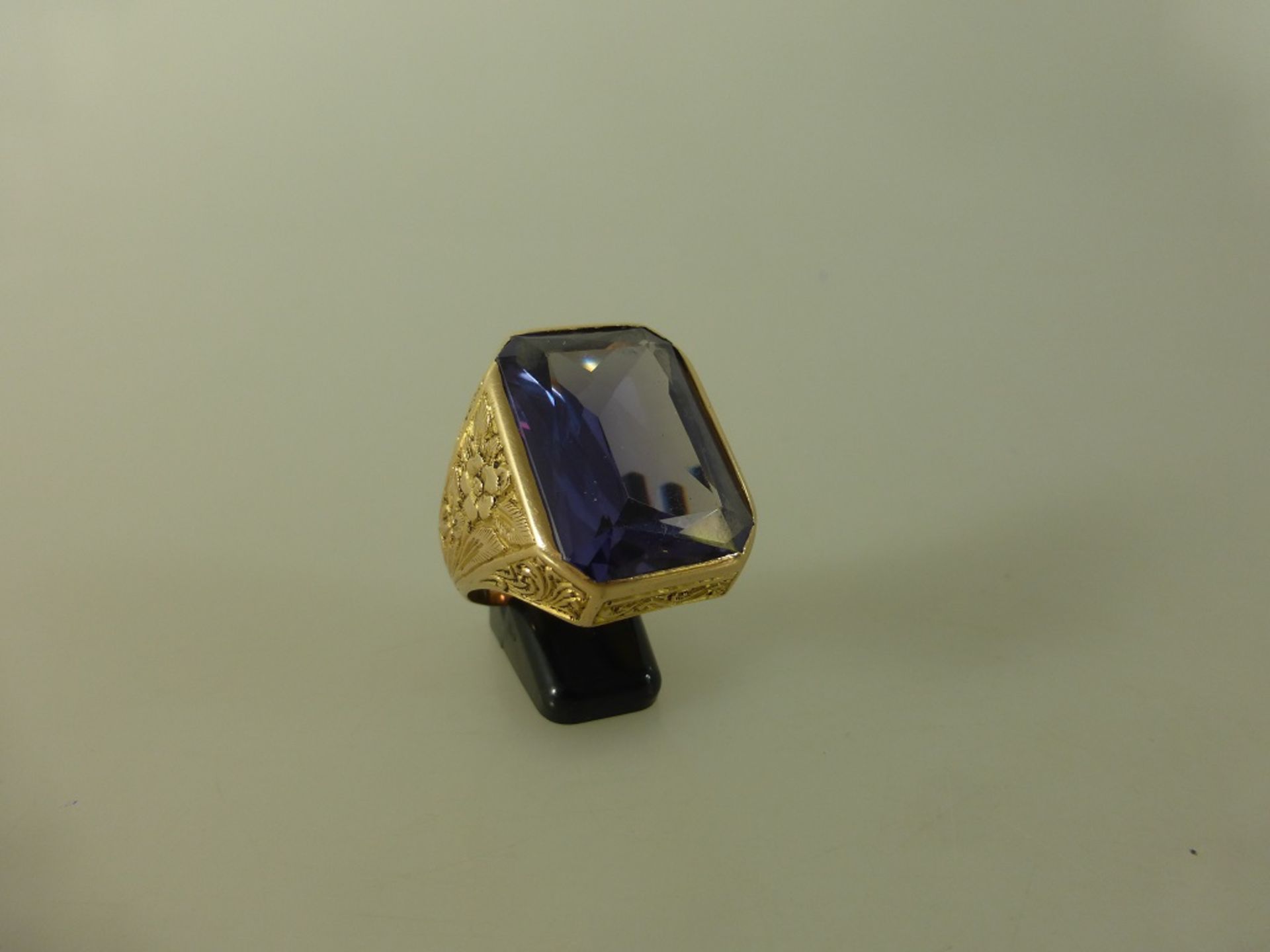 Antiker Goldring, Ringschiene mit Blumenornamentik, wohl facettierter Aquamarin (22mm x16mm),