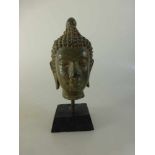 Buddhakopf, Thailand, Metallguss auf Holzständer mont., h. 16cm- - -18.00 % buyer's premium on the