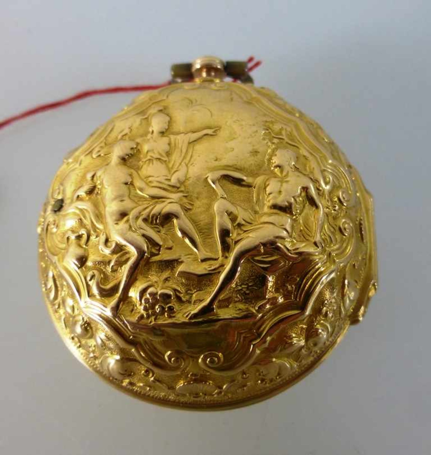 Spindeltaschenuhr, England um 1745, goldenes Übergehäuse (750 GG / gepr. / 29g.), mitDarstellung aus - Image 2 of 4