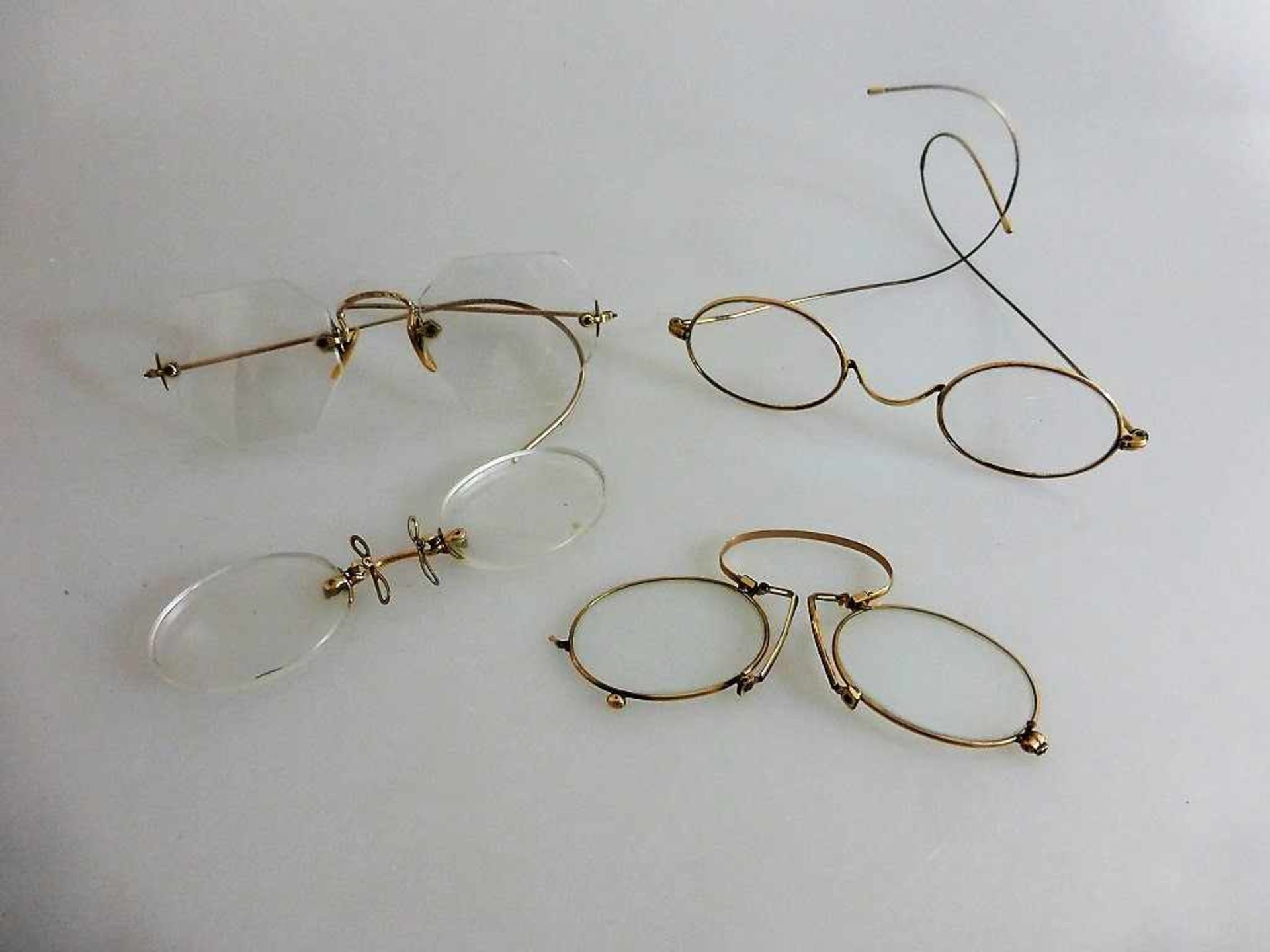 Konvolut Brillen, 1.H.20.Jh., 2 Brillen (ein Bügel besch.), 2 Nasenzwicker- - -18.00 % buyer's