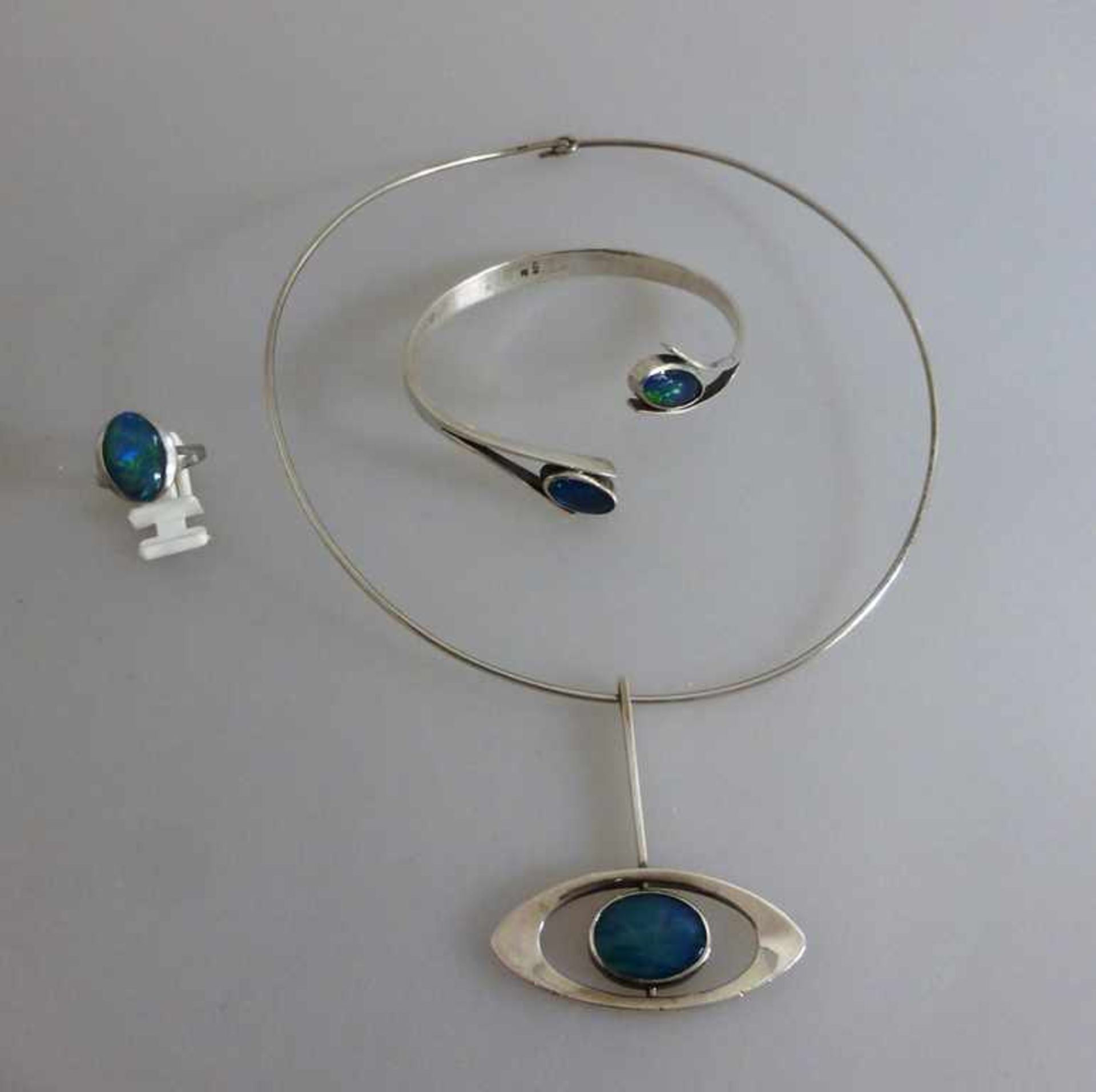 Design Silberschmuck, Silber 835 / 925 jeweils mit Opal (tlw. min. rissig), Collier,Armreif und