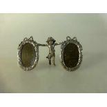 Miniatur Bilderrahmen um 1900, Silber 800, Putto zwei kleine Rahmen haltend, b. 8,5cm, h.4,5cm- - -