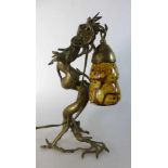 Figürliche Art Deco Tischlampe, Lampenfuß in Form eines Drachen, einen Glasschirm haltend(