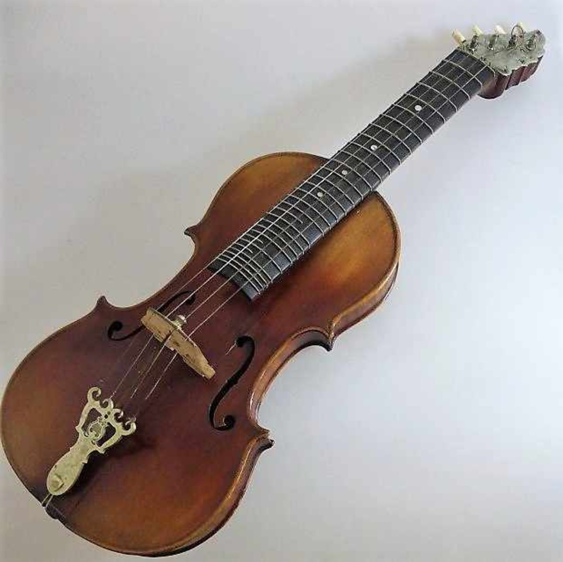 Musikinstrument - Geige, sog. Sitzgeige, Holzkorpus auf 3 Kugelfüßen, min. besch., l. 63cm- - -18.00