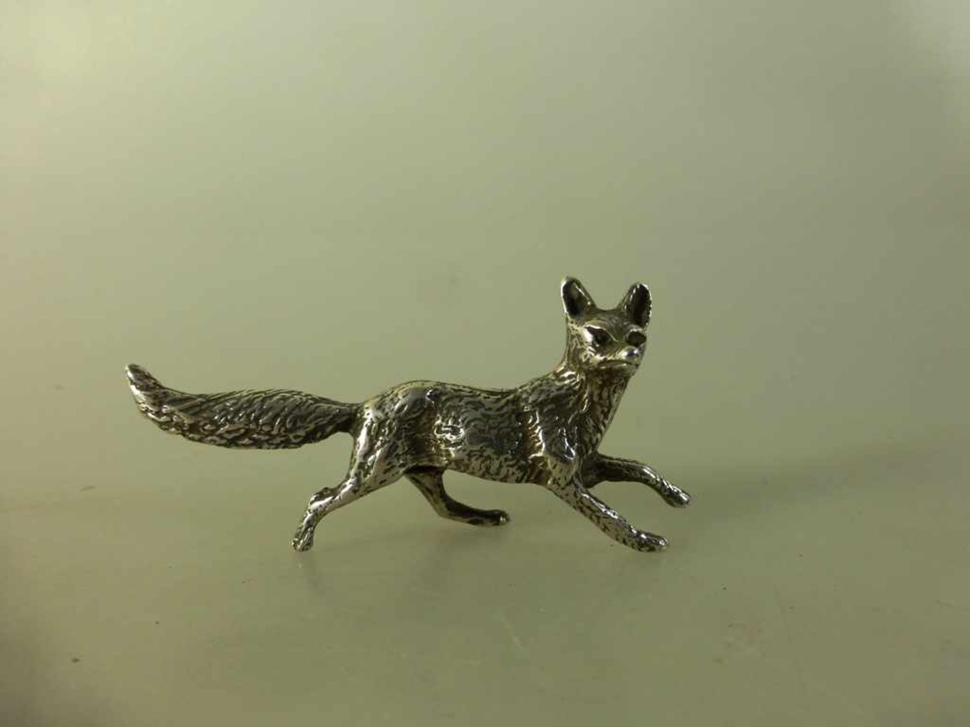 Kleine Tierfigur "Fuchs", Silber 800, l. 6cm, h. 3cm, 20g.- - -18.00 % buyer's premium on the hammer