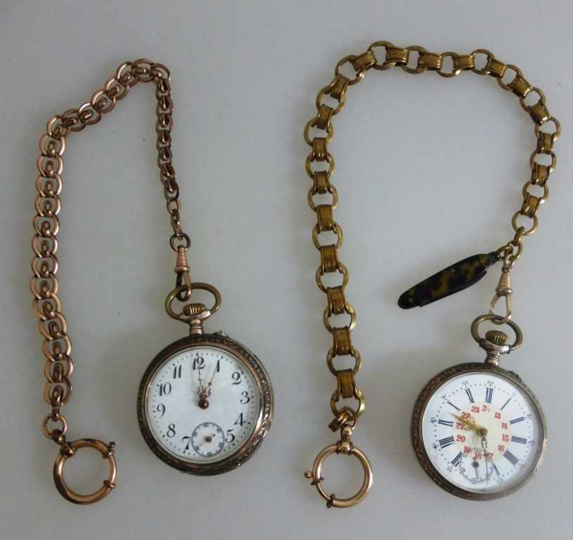 2 Taschenuhren um 1900, Silbergehäuse, je d. ca. 45mm, jeweils mit Uhrenkette, Werkelaufen an,