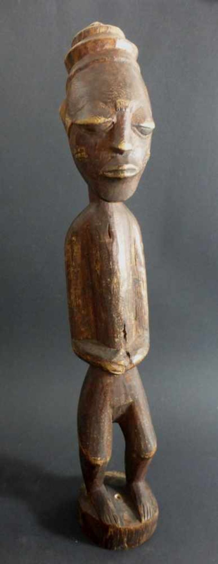 Afrika - Elfenbeinküste, stehende weibliche Figur der Baule, Holz geschnitzt, min.