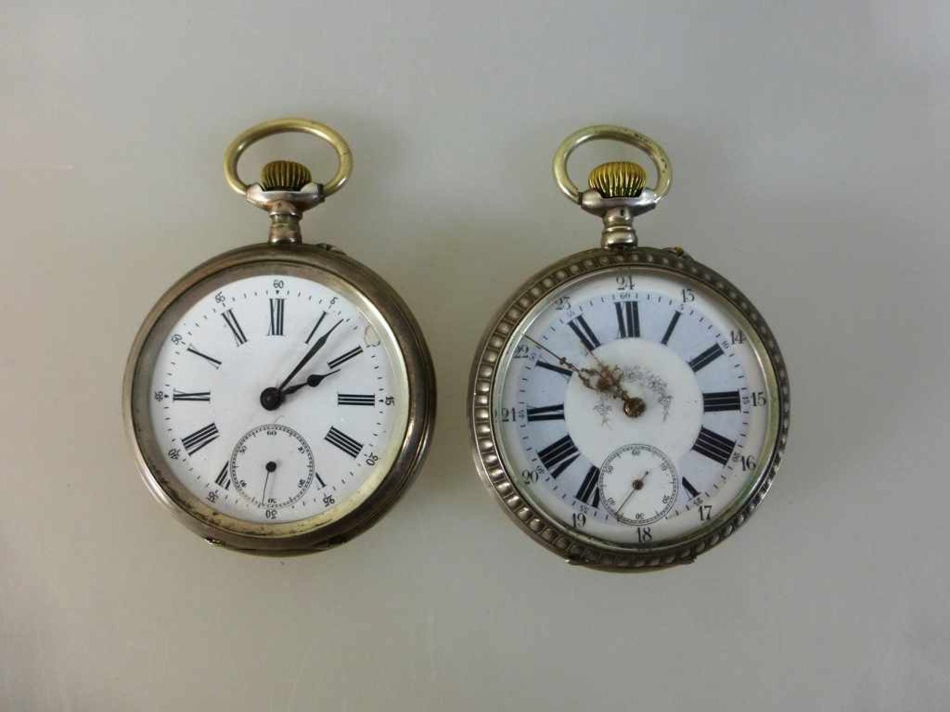 2 Herrentaschenuhren um 1900, Silber, eine Uhr mit Eisenbahnmotiv, jeweils Zylinderwerk,eine Uhr