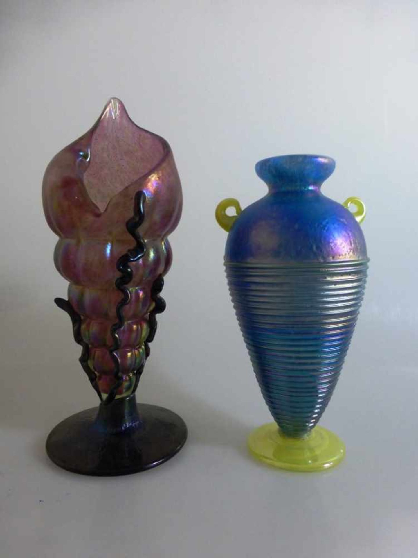 2 Künstlervasen, wohl Tschechien 20.Jh., eine Vase in Muschelform (25cm), eine in Formeiner