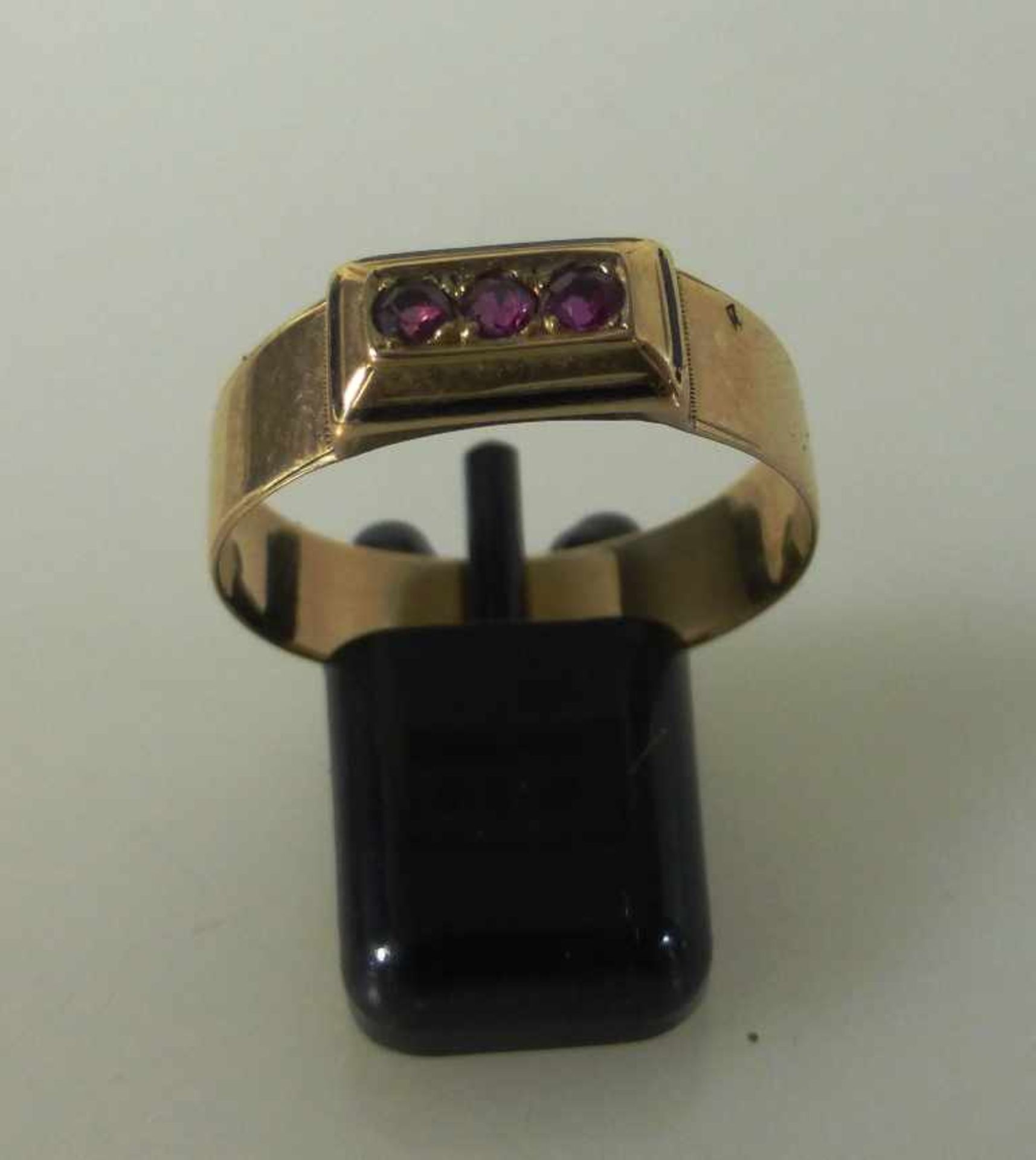 Antiker Goldring, Gelbgold 585 (gepr.), Ringschiene mit 3 Rubine, RG 17,6mm, 1,7g.- - -18.00 %