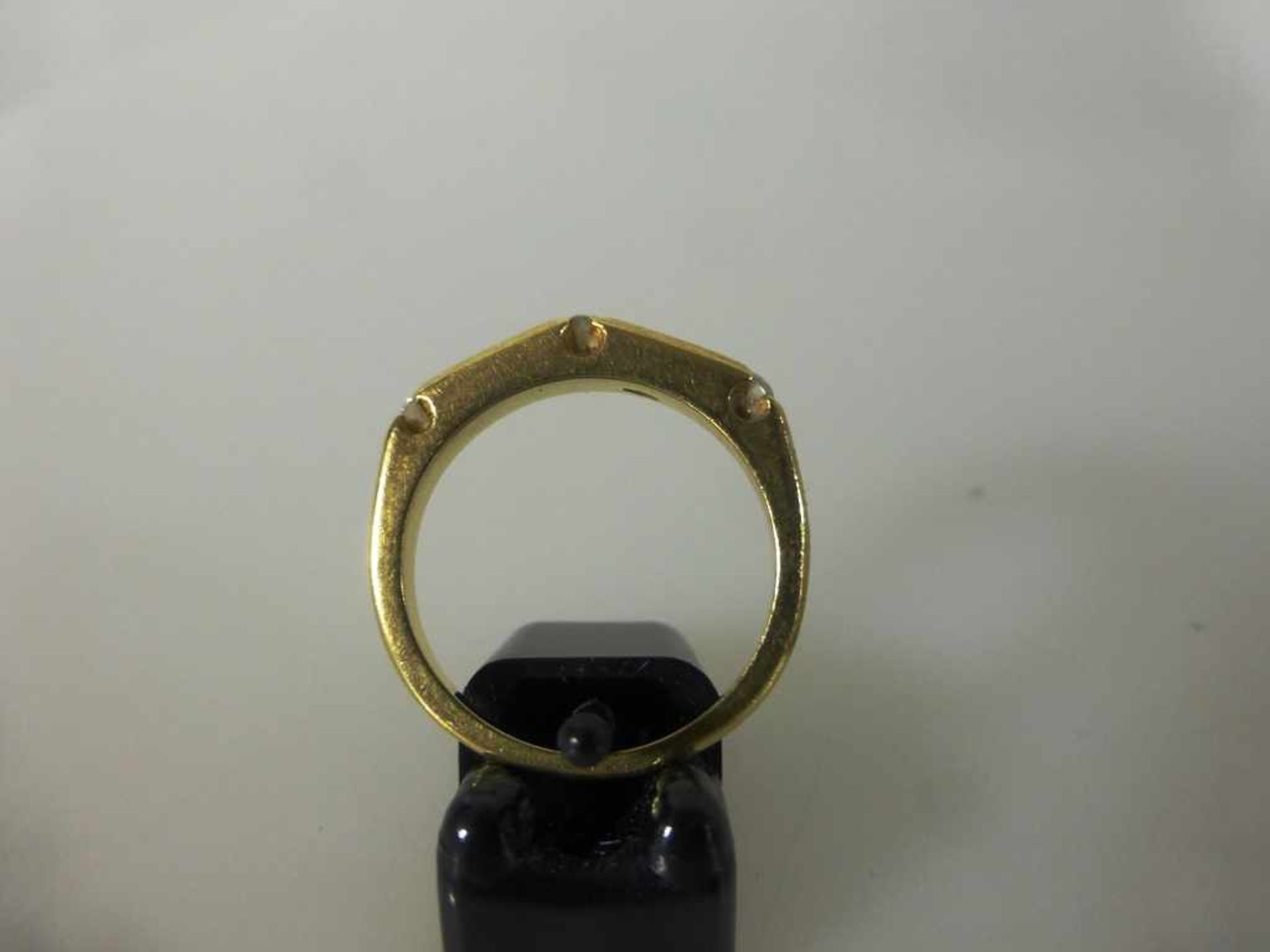 Diamantring, Gelbgold 750, Ringschiene mit 4 Diamanten, RG 16mm, 4g.- - -18.00 % buyer's premium - Bild 2 aus 2