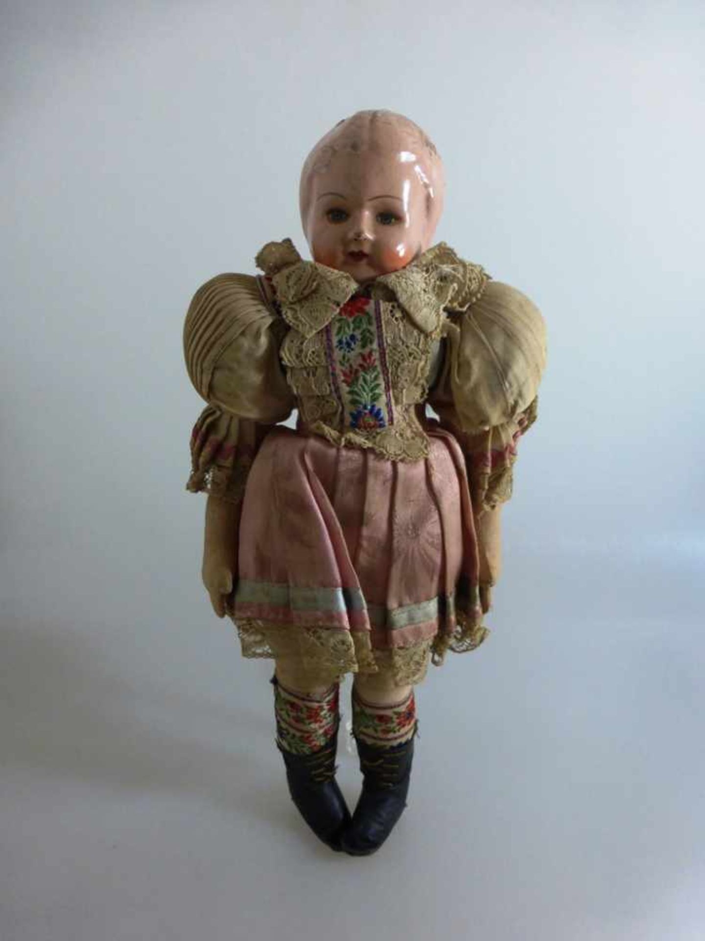 Trachtenpuppe um 1900, Stoffkörper, Pappmachekopf, Spielspuren, l. 32cm- - -18.00 % buyer's