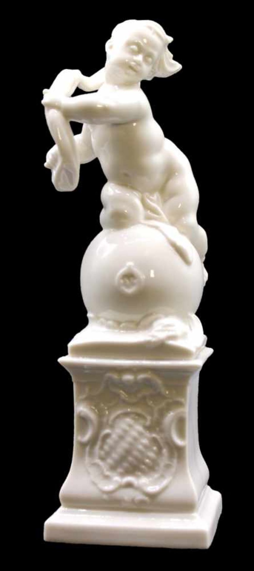 Figur - nach Entwurf Franz Anton Bustelli und August Göhring "Putto als Fortuna", Marke Nymphenburg,