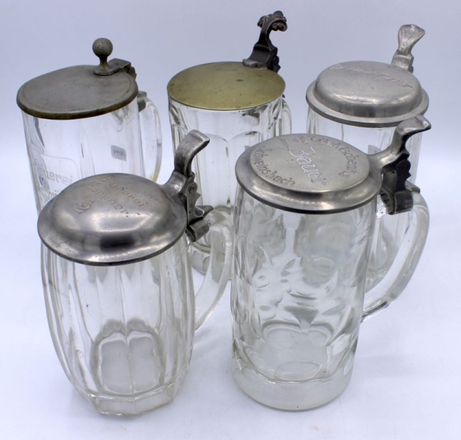 Lot von 5 Bierkrügen 9/20 L, 0,5 L., Zinndeckel, Glas, Altersspuren, Höhe ca. 17-19 cm,