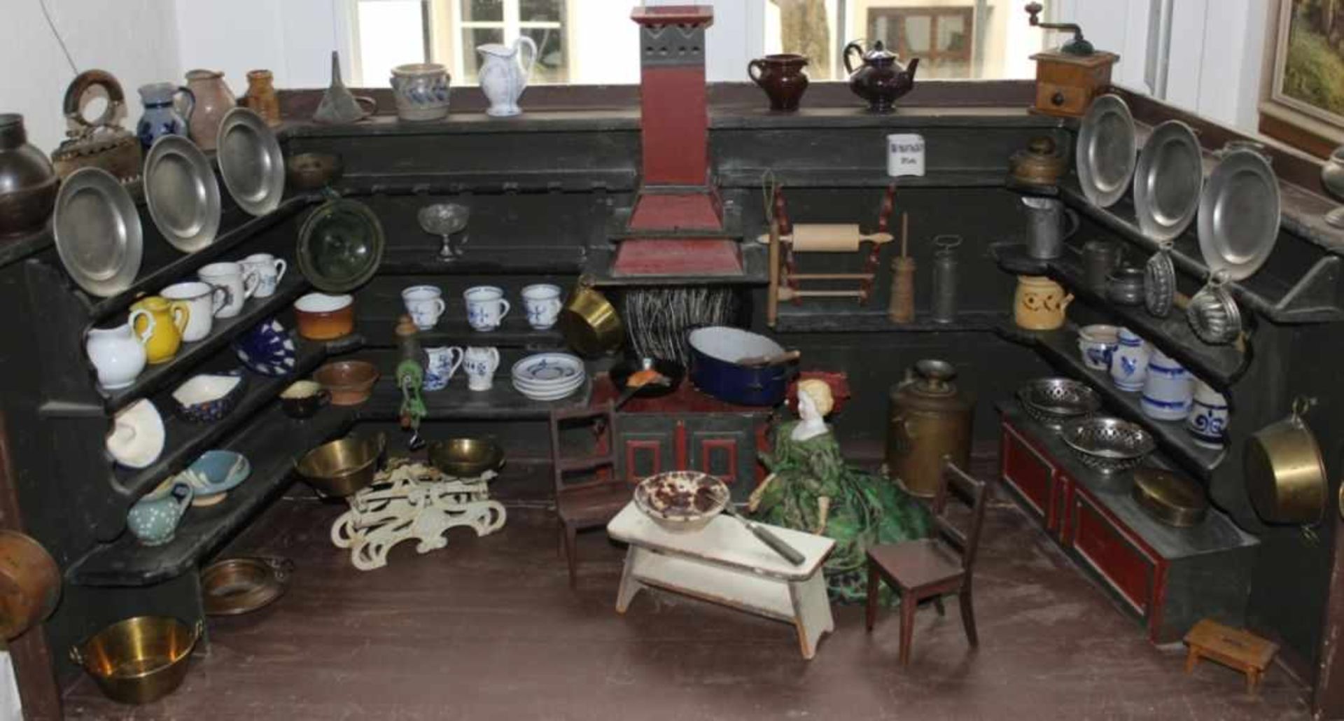 Altes Spielzeug - Rauchfangküche Holz, reiche Innenausstattung mit Porzellan, Kupfer, Zinn, etc.,