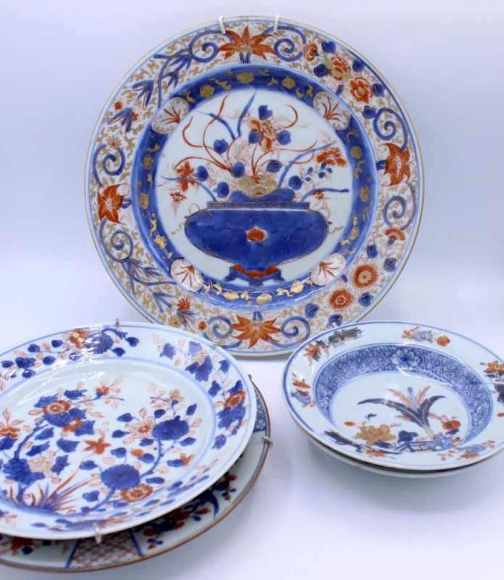 Lot Imari-Teller, wohl China o. Japan 19.Jahrhundert Porzellan mit weißer Glasur, Bemalung in