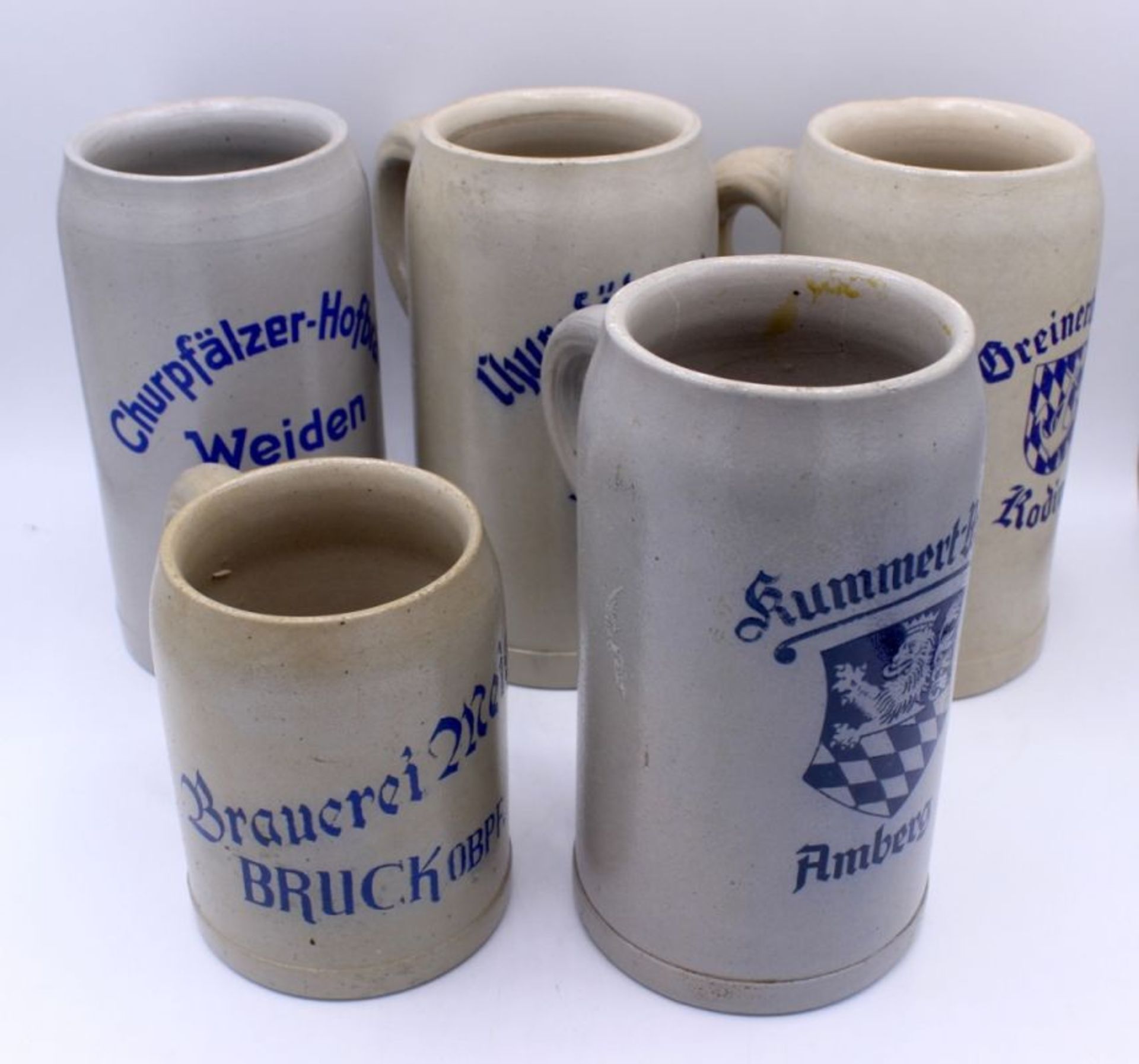 Lot von 5 Steinkrügen 0,5 L- 1 L., Altersspuren, Höhe ca. 13-19 cm, Rummert Bräu Amberg, Breinerbräu