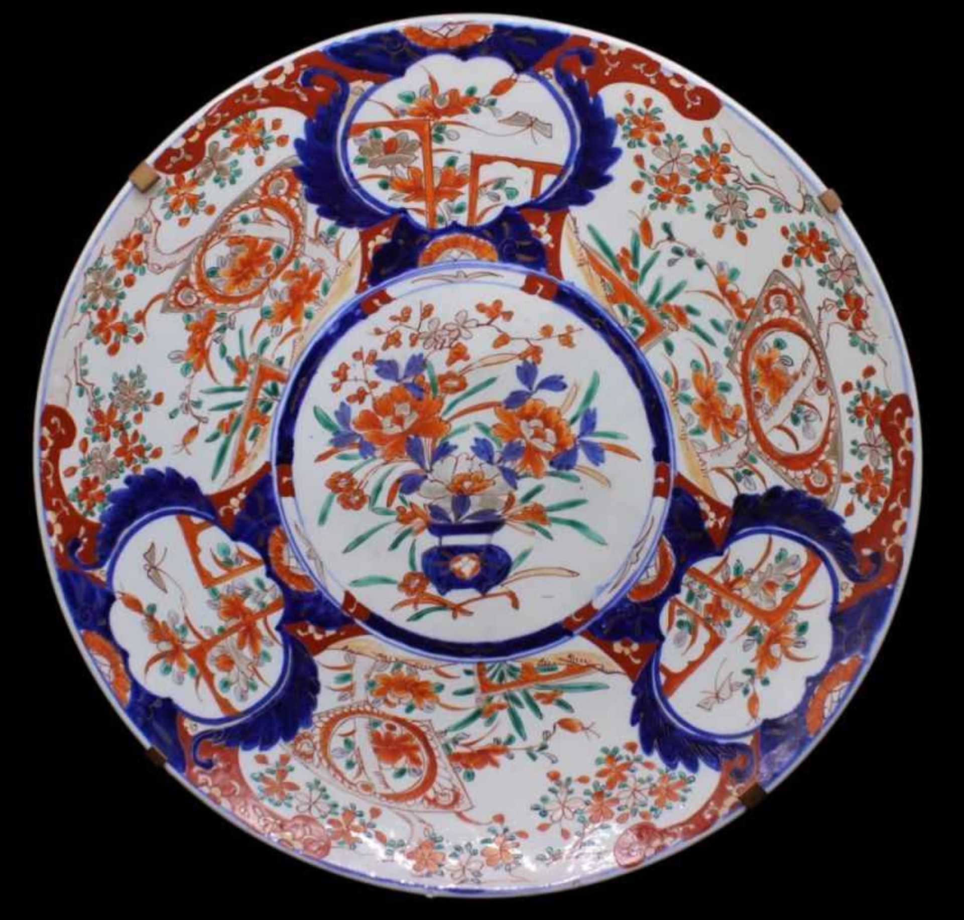 Große Imari-Platte, Japan 19.Jahrhundert Porzellan, leicht gemuldet, bemalt mit floralem Dekor,