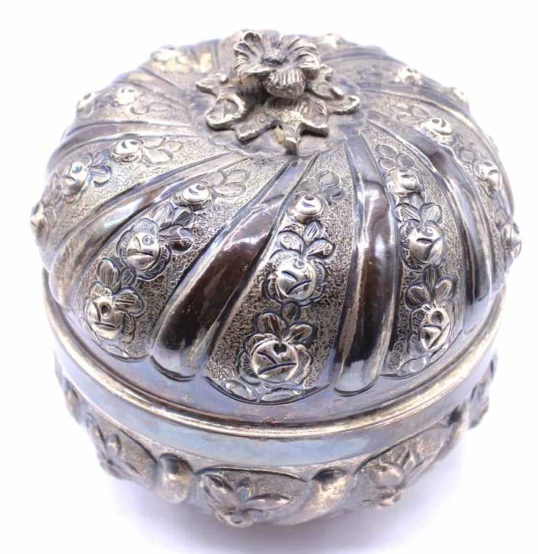 Silb. Deckeldose - XX.Jahrhundert Silber gest. 900, plastisches Rosendekor, Innenvergoldung, Höhe