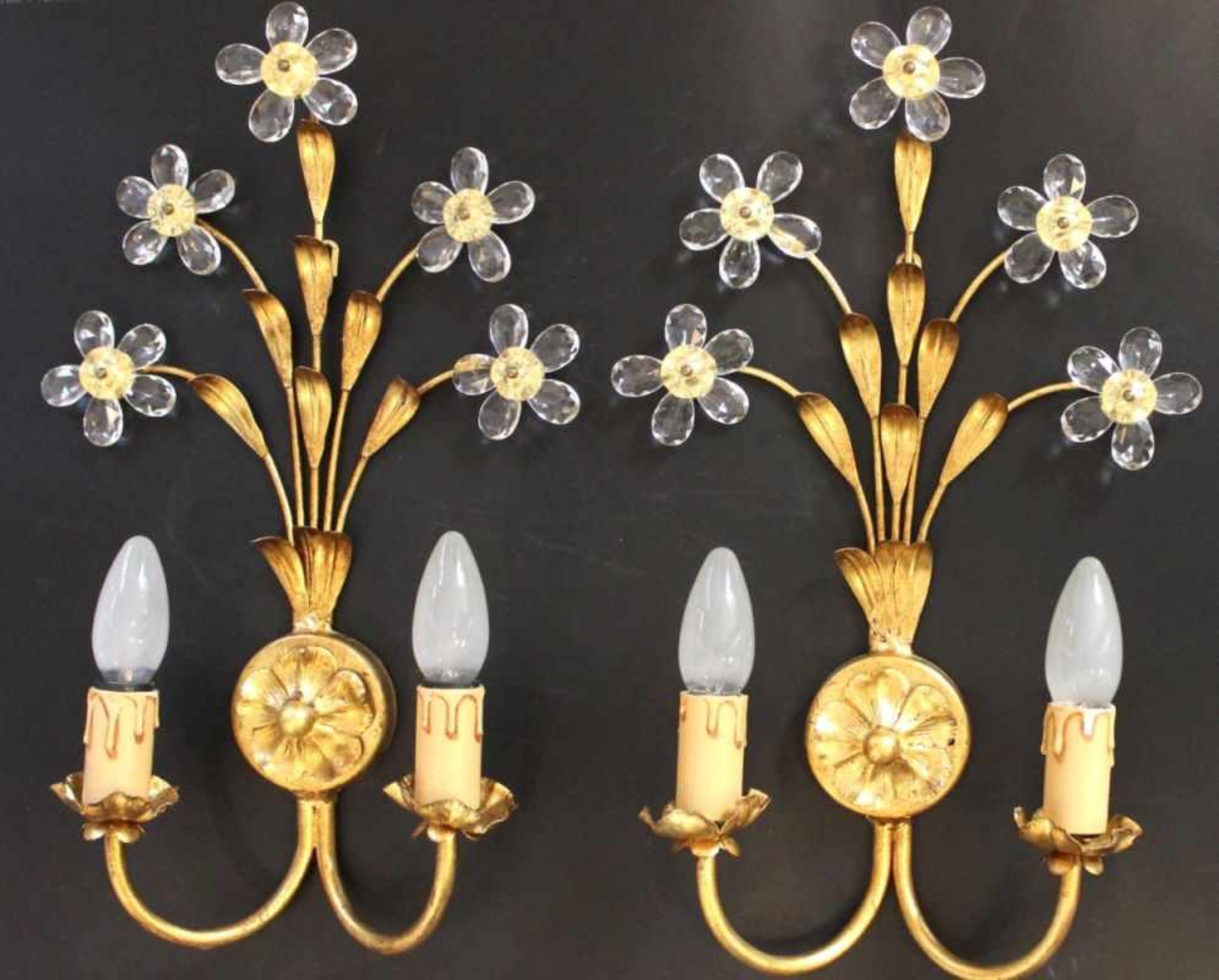 Paar Wandlampen 2-flammig, verg. florales Metallgestell, Blüten mit Glastropfen, Maße 23x45 cm