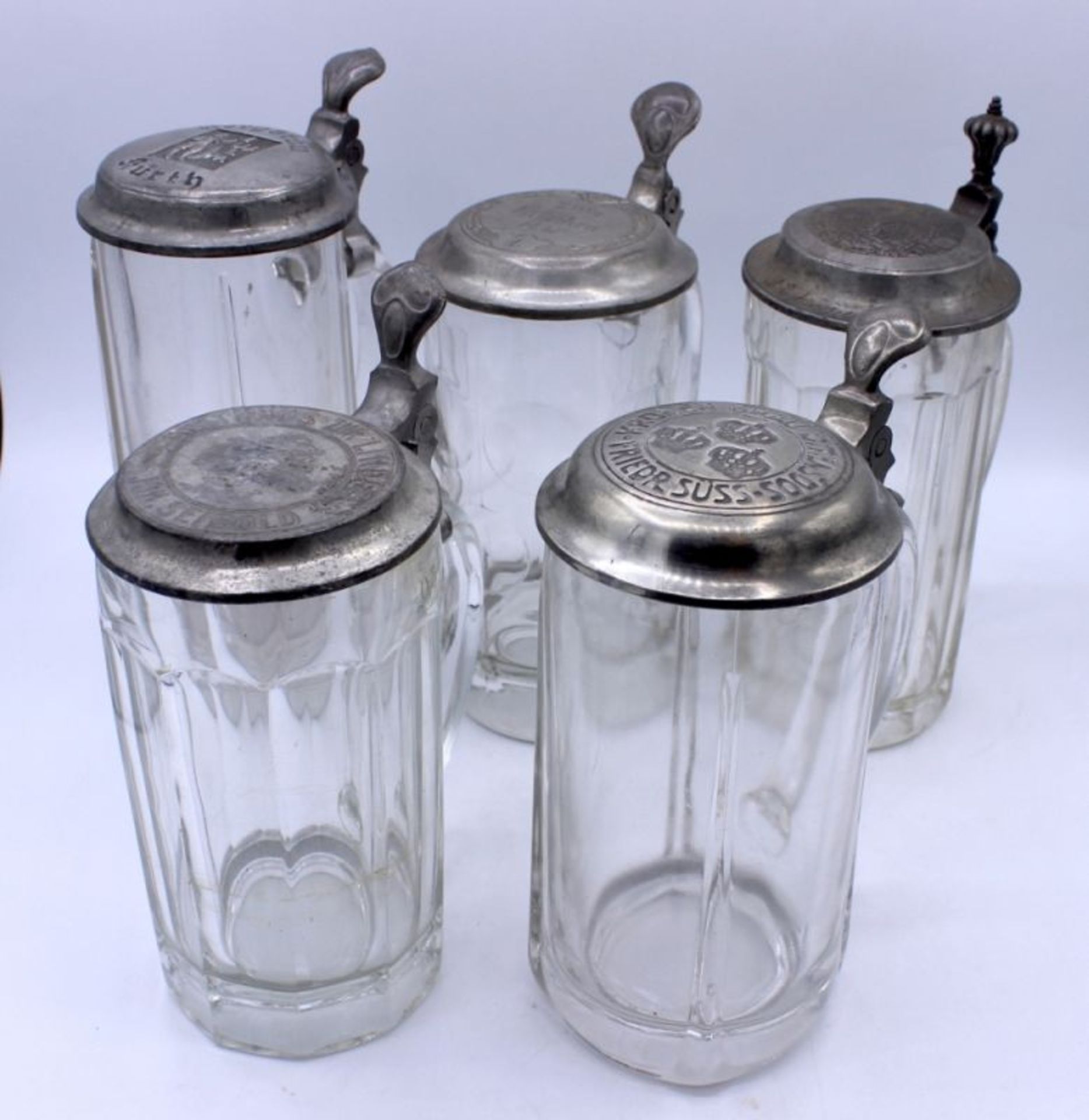 Lot von 5 Bierkrügen 10/20 L., 0,5 L, , Zinndeckel, Glas, Altersspuren, Höhe ca. 20-21,5 cm,