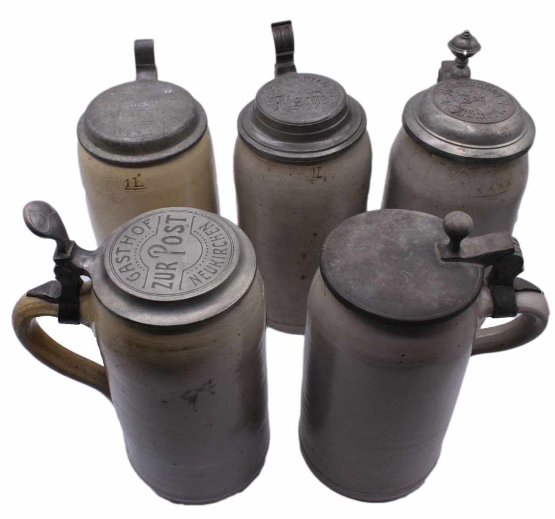 Lot von 5 Steinkrügen Zinndeckel, 1 L., Altersspuren, Höhe ca. 21-23 cm, 1. Gasthof zur Post