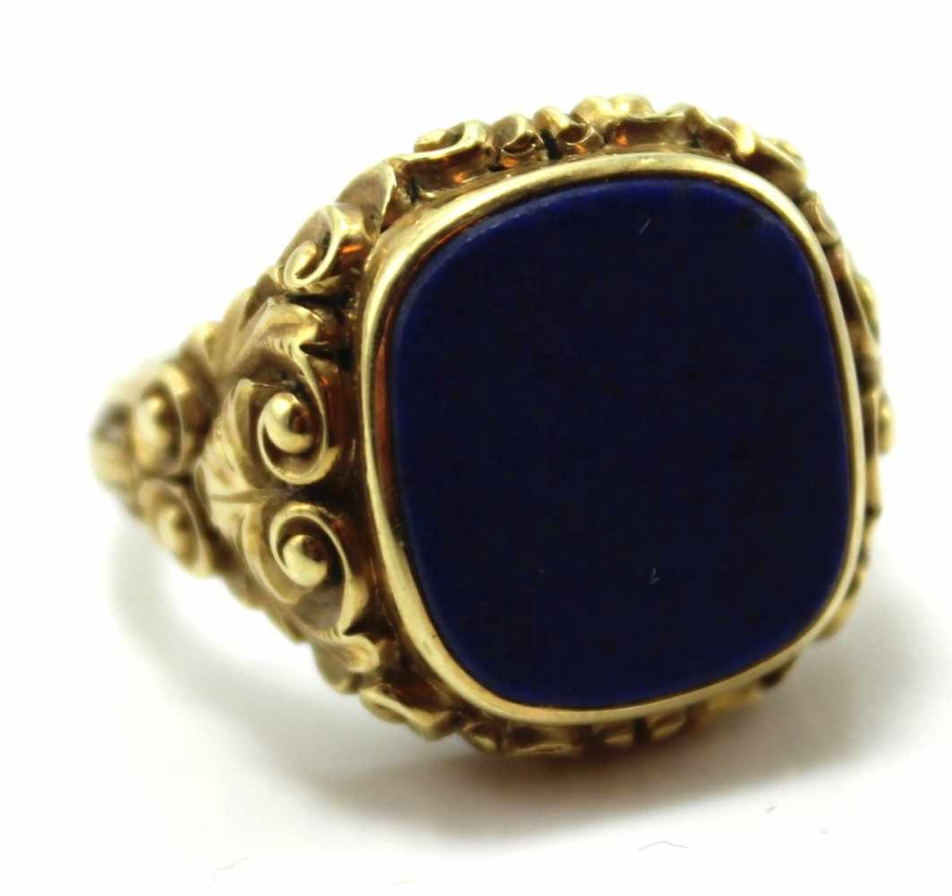 Goldener Herrenring - Gelbgold gest. 585 florale Fassung im antiken Stil, Lapislazuli-Platte,