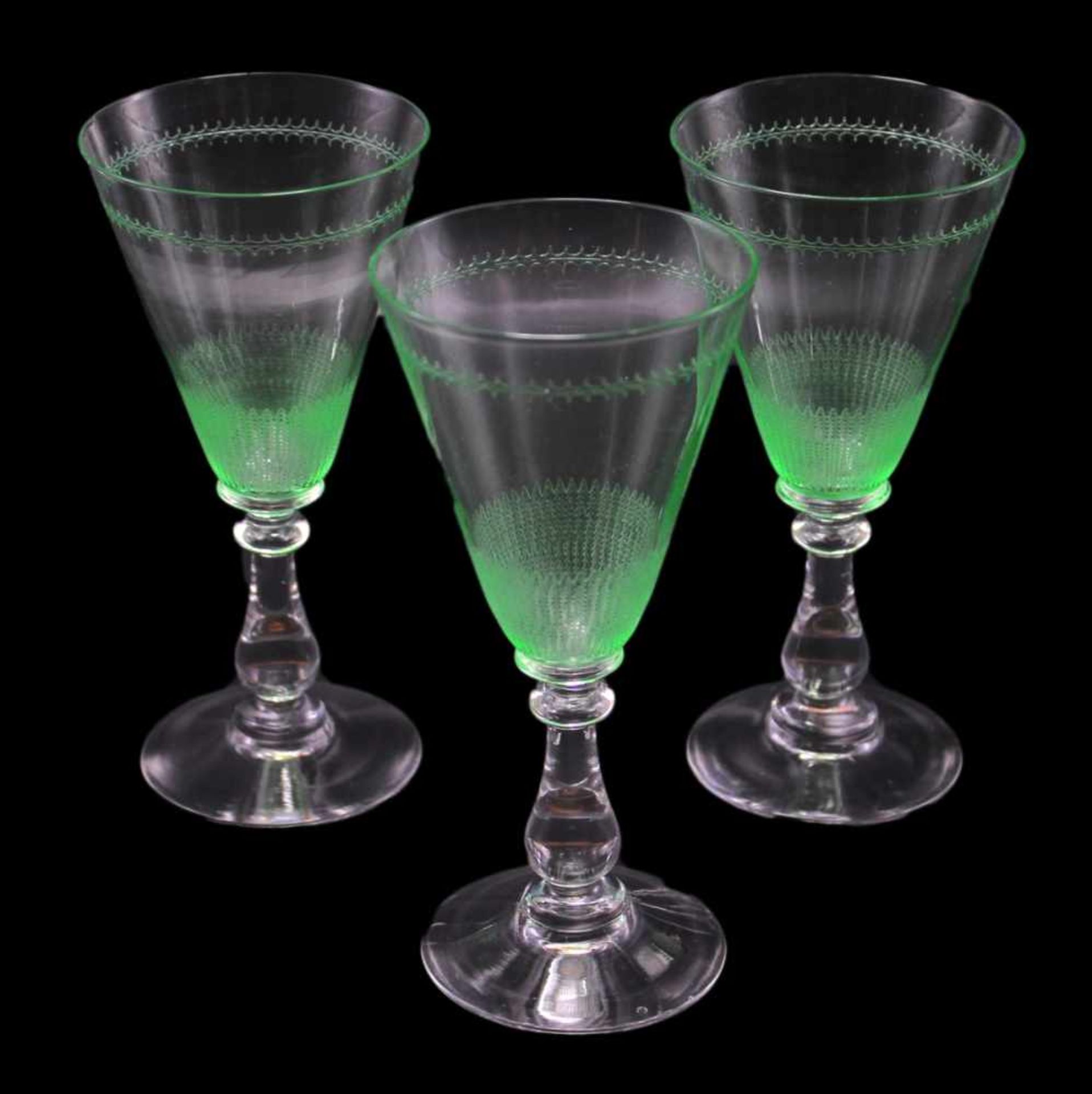 Drei antike Gläser farbloses Glas, grüne Kuppa, fein geschnittenes Zackendekor, Höhe ca. 16 cm