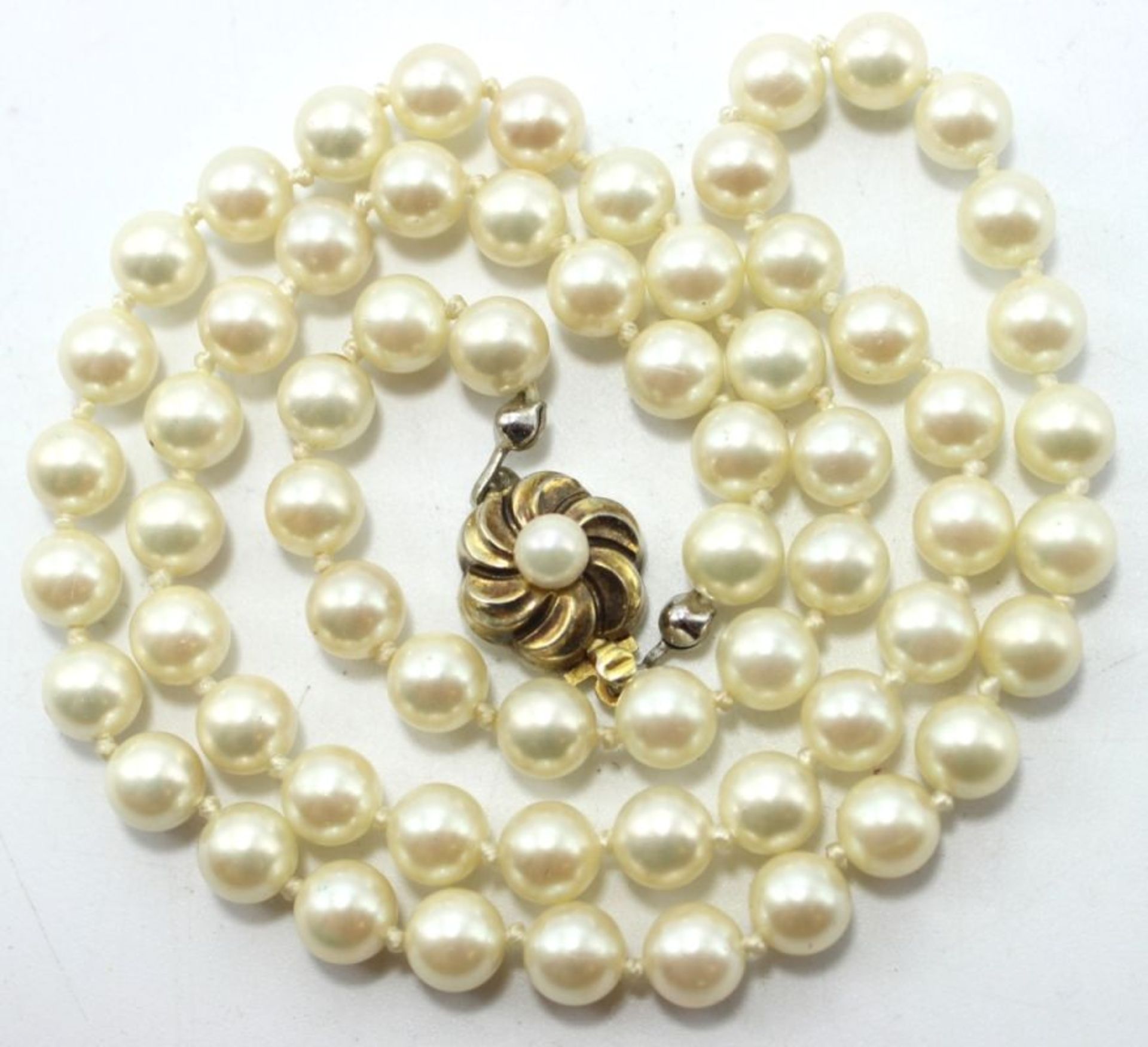 Perlenkette mit 64 Perlen d.= 6,5-7 mm, Verschluß gest. 925, vergold. mit Saatperle, Länge ca. 48,