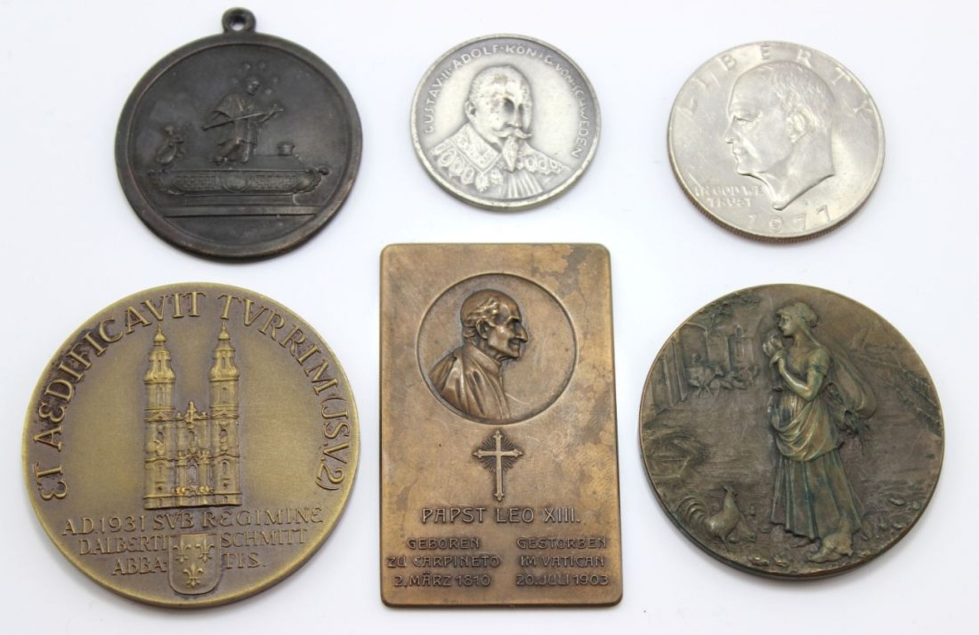 Lot Medaillen 1. "Hl. Nepomuk", 1829, Bronze, an Öse, d.= ca. 42 mm 2. Plakette, "Papst Leo XIII",