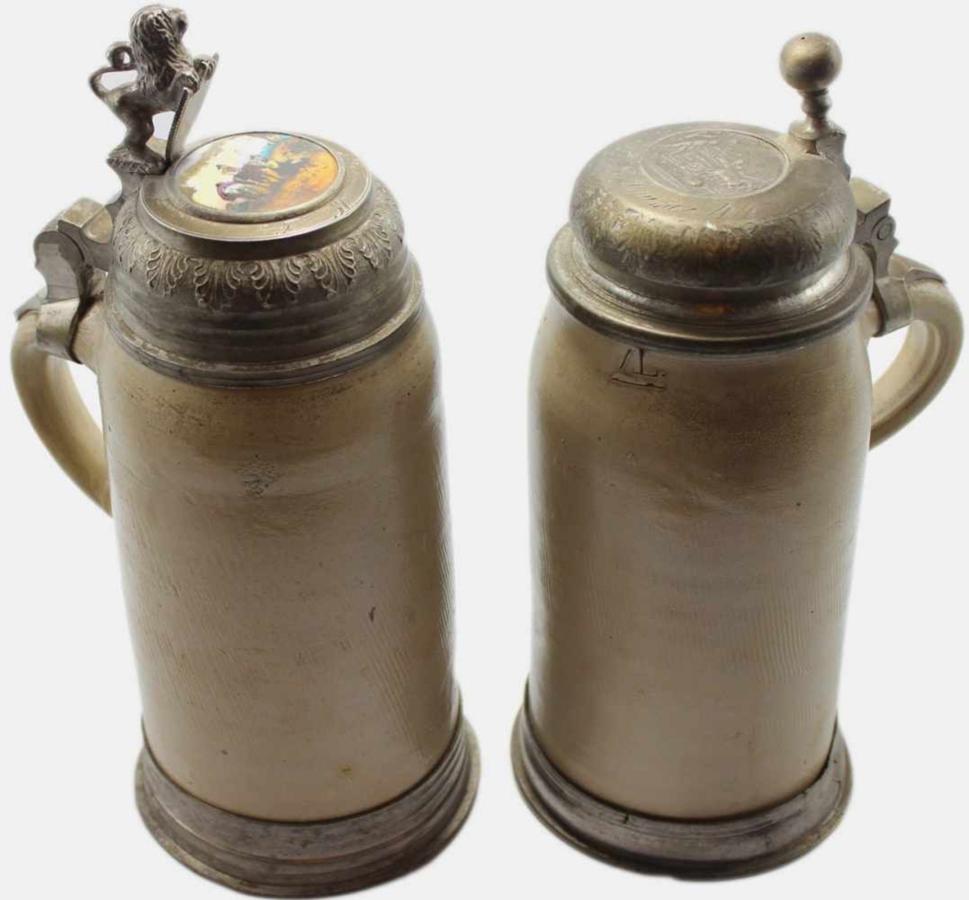 Paar Bierkrüge - deutsch 19.Jahrhundert graue Salzglasur, gewölbter Zinndeckel mit bemaltem