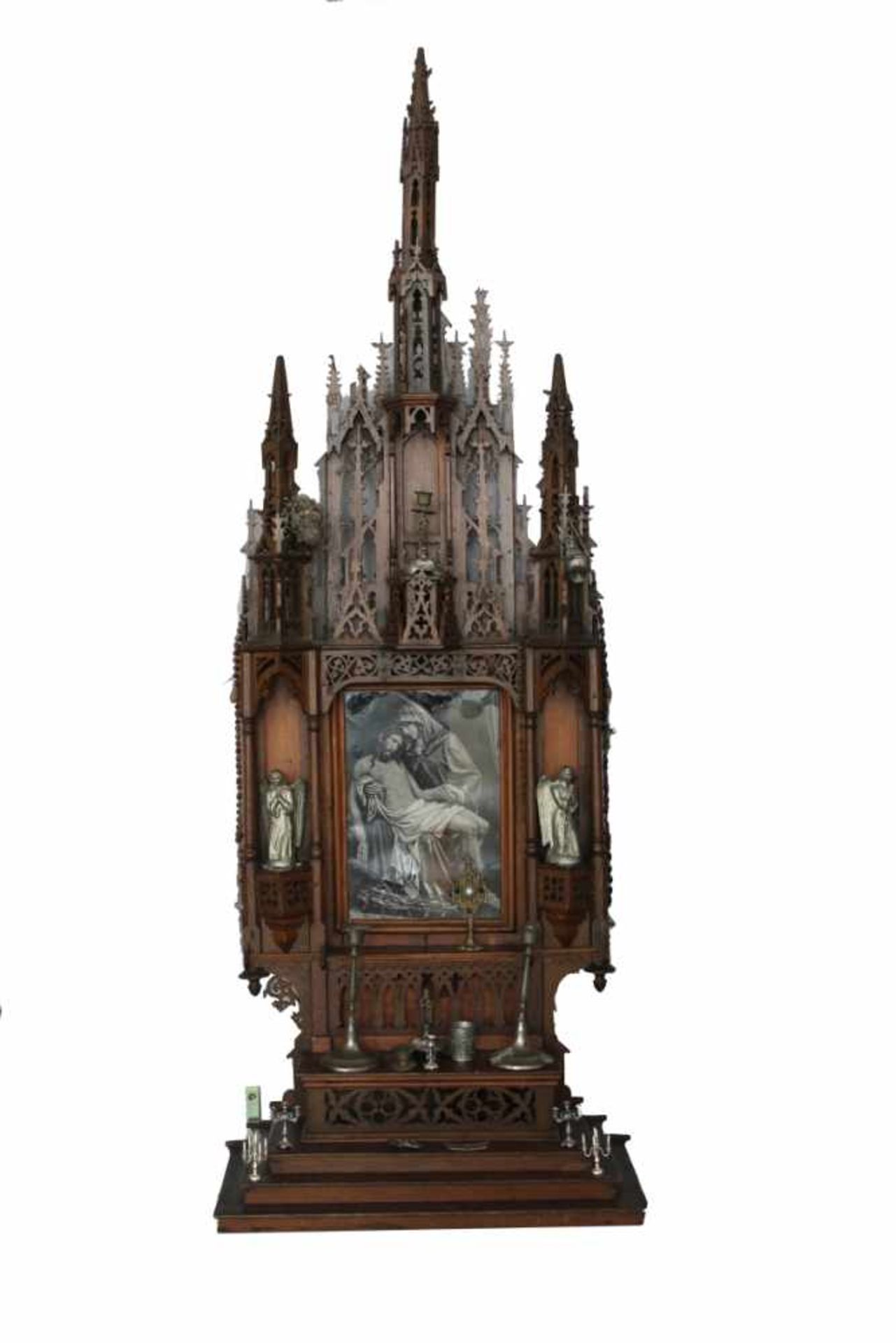 Neogotischer Hausaltar Holz geschnitzt, dekoriert mit Figuren, Leuchtern und zwei Rosenkränzen,