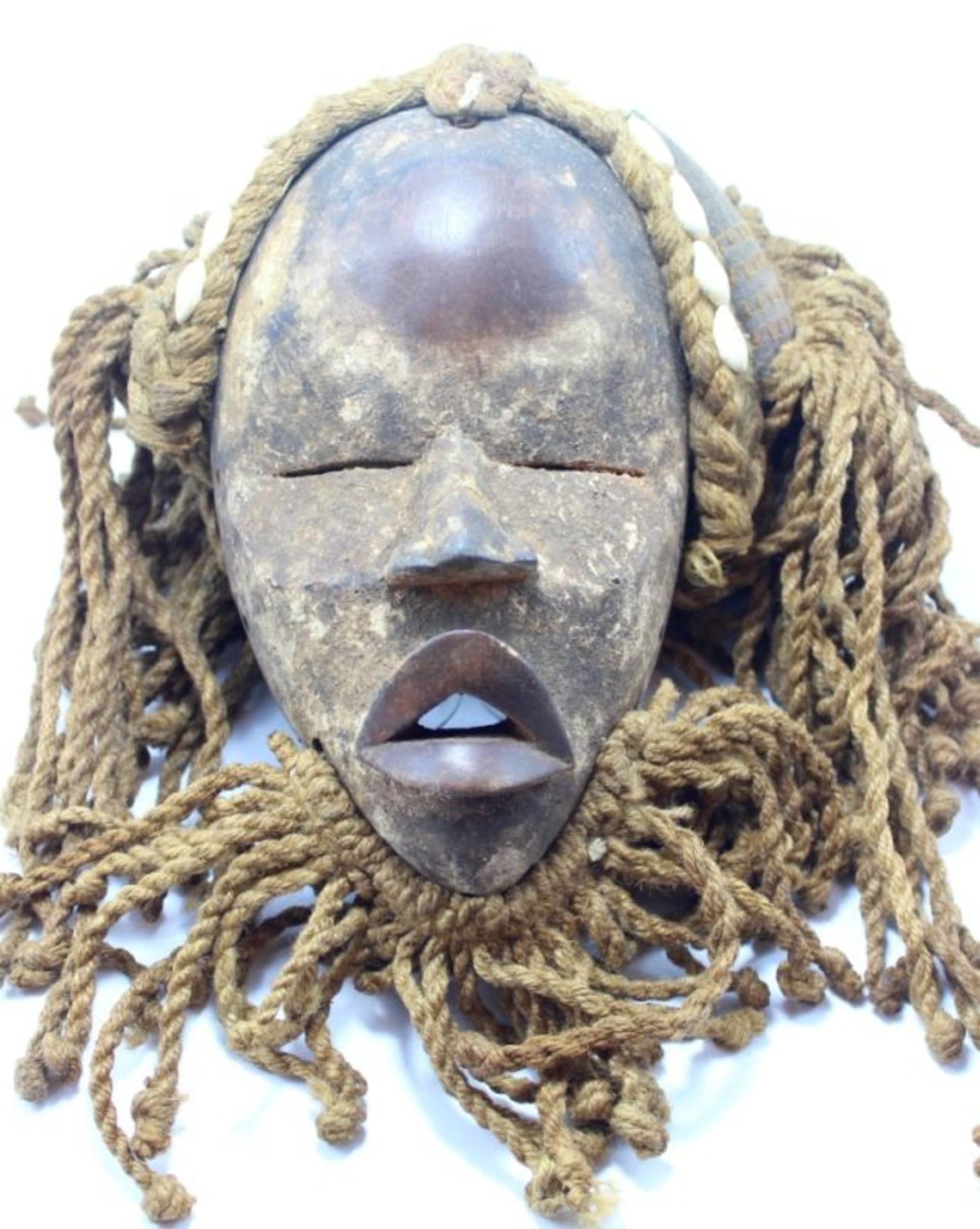 Maske - Dan "Tribe" Ivory Coast, braunes Holz, Haar aus Stoff, Muschelverzierung auf Zopf,