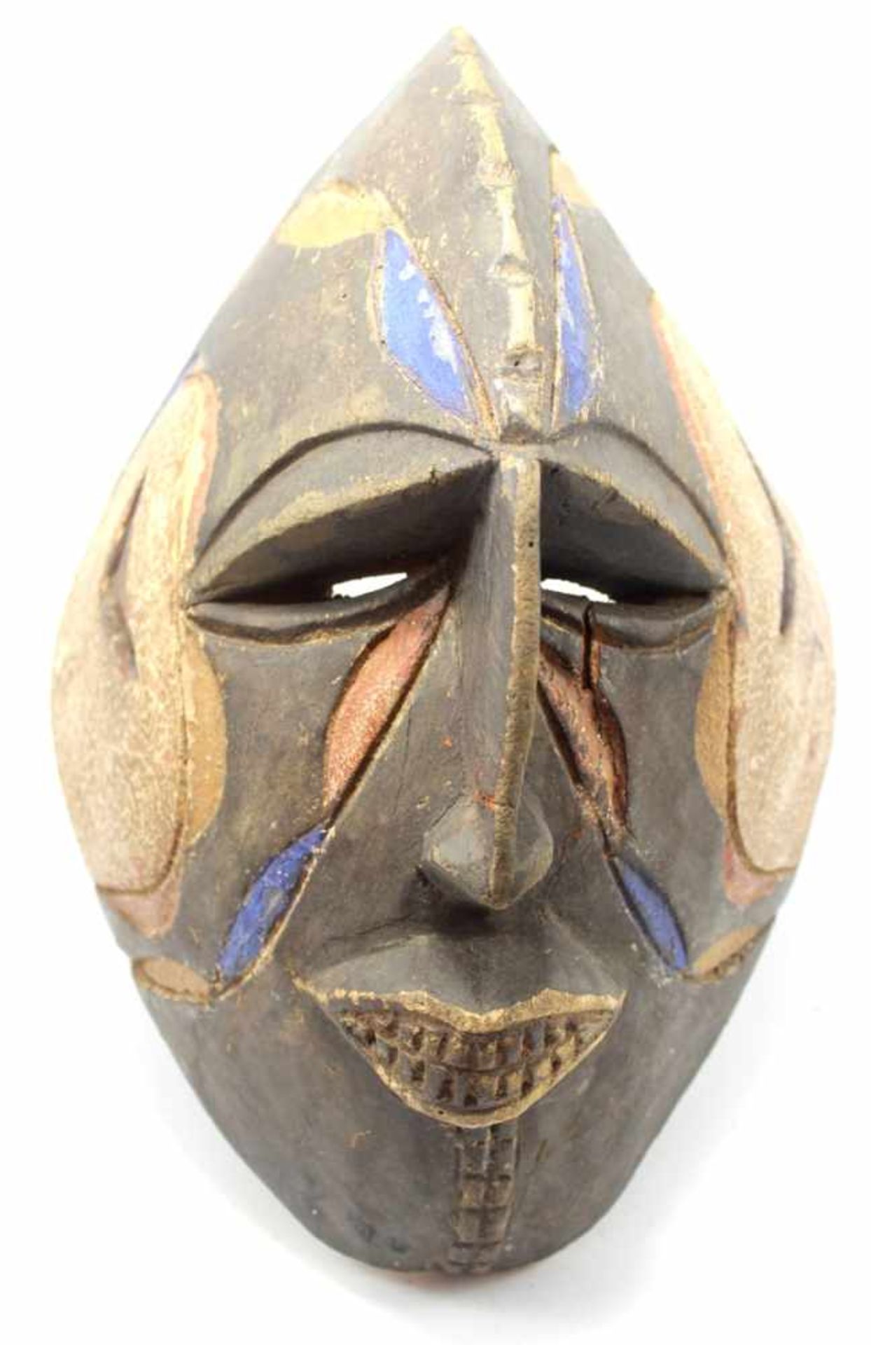 Maske - Afrika braunes Holz, bunt bemalt, Stirn spitz herausragend, schmale Nase, Schlitzaugen, Mund